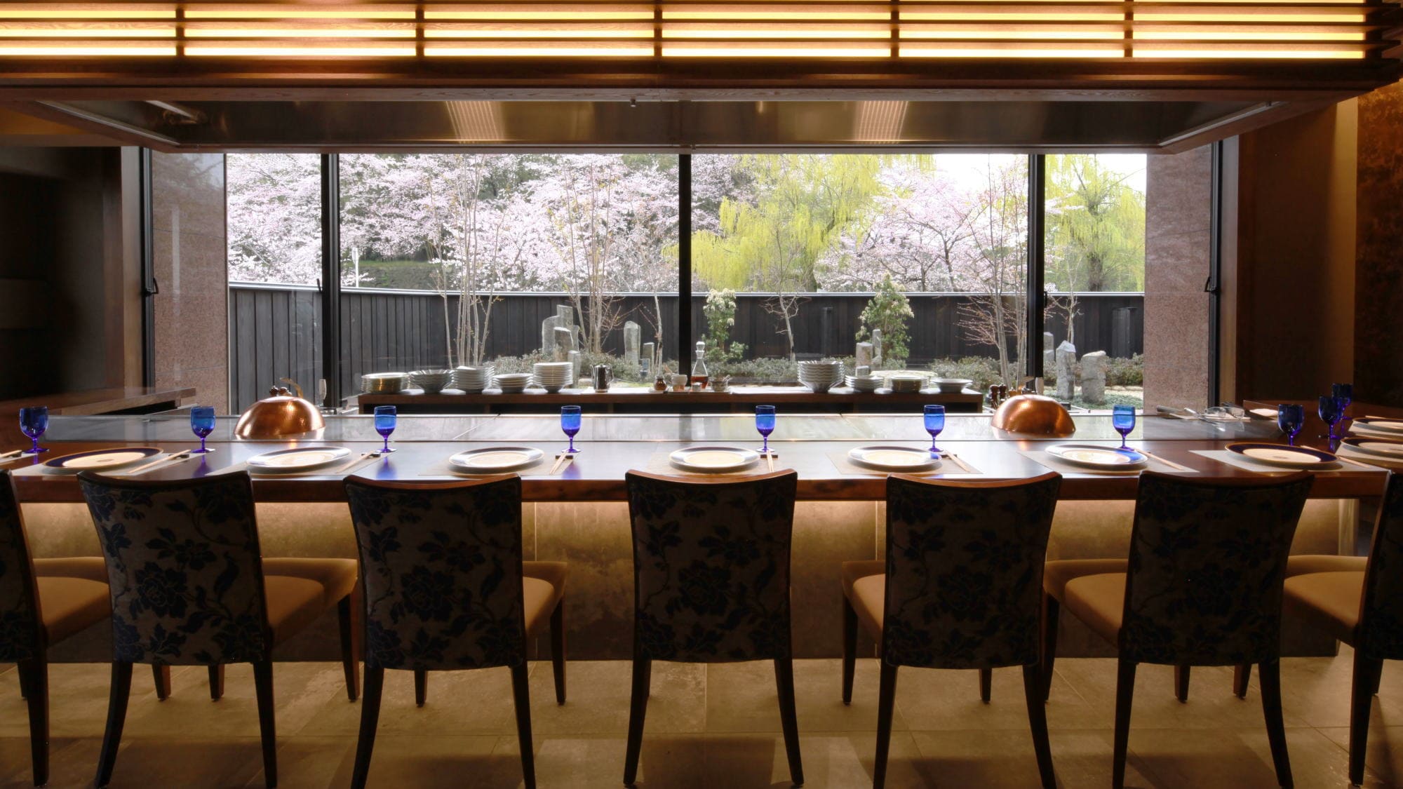 Omi Beef Teppanyaki Houou is an extraordinary space with only 12 seats. From the window you can enjoy the changing seasons of Hikone Castle.