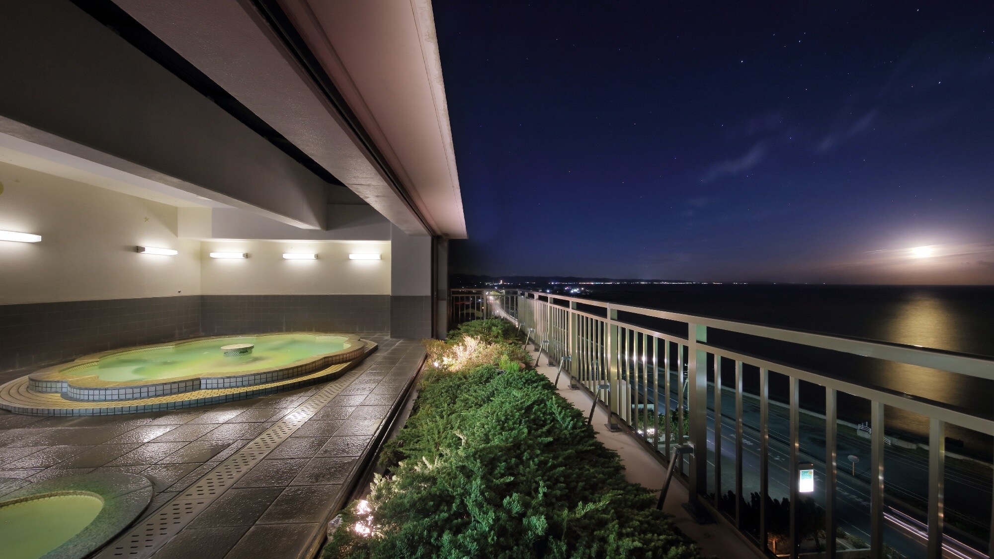 The open-air observation bath on the top floor, Kagen, creates a fantastic scene lit by the moonlight. You will be captivated by it.