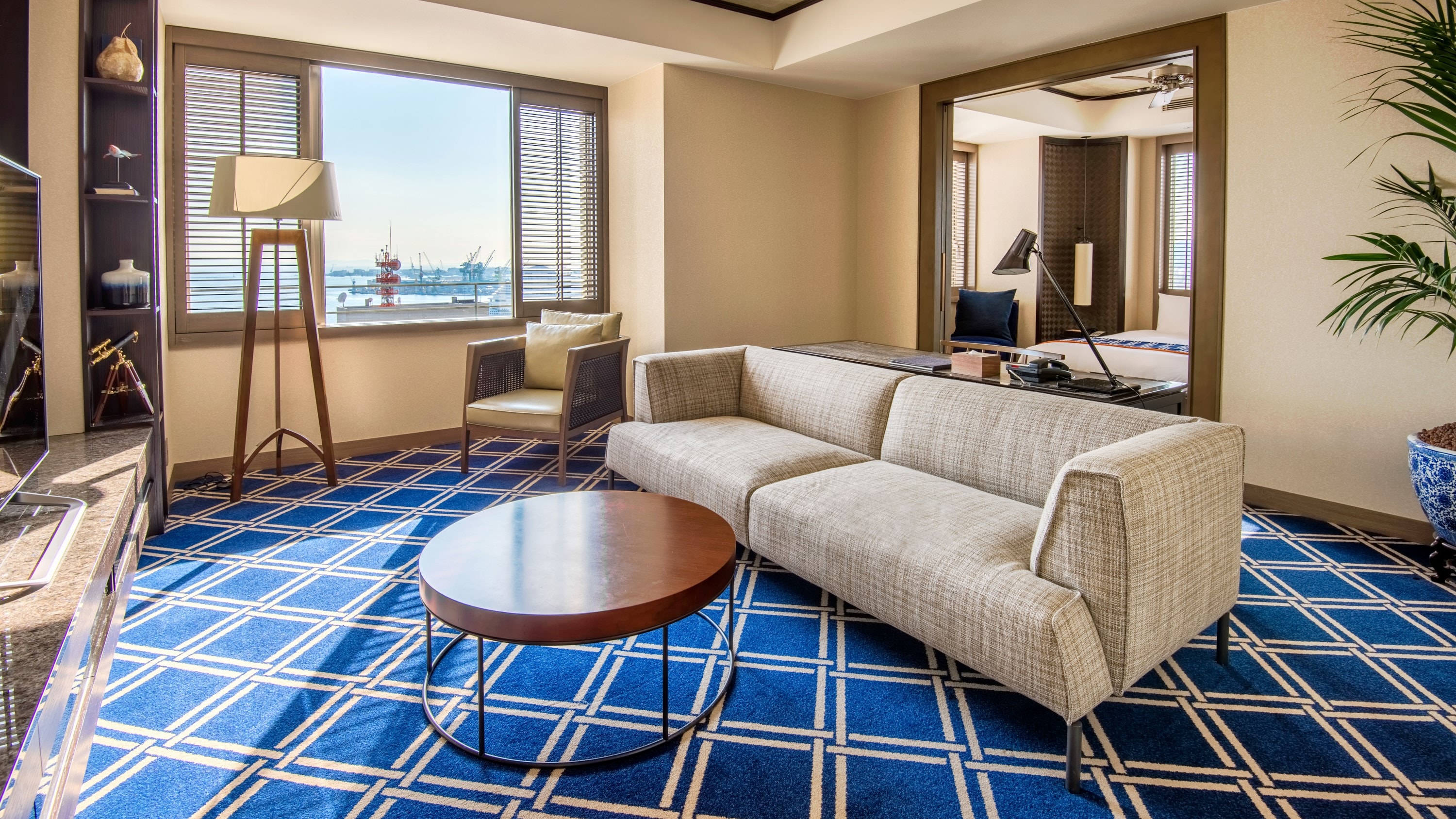 Junior Suite King / High Floor / Minibar Free (Living Room)