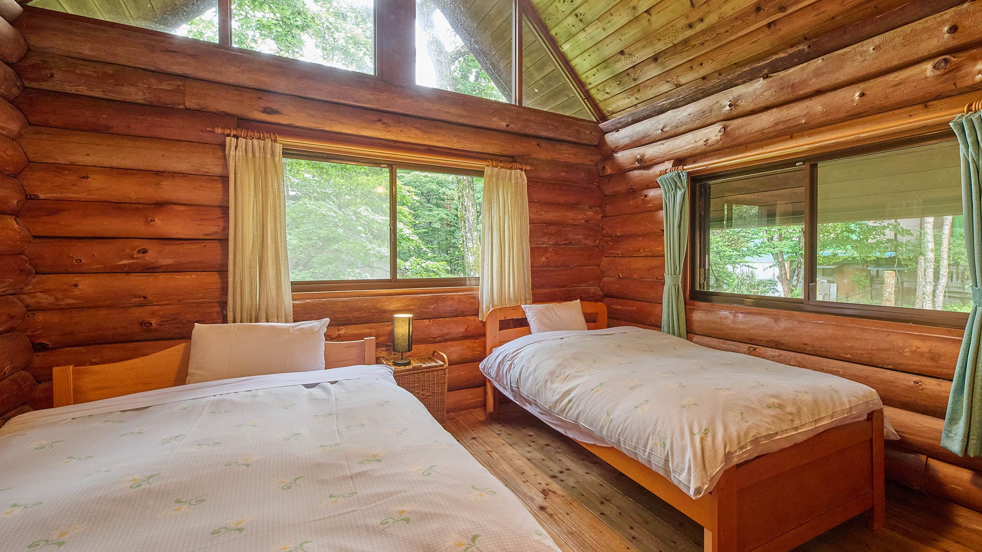 ・[Campanula] A spacious bedroom on the second floor. One of the beds is large, so you can sleep comfortably.