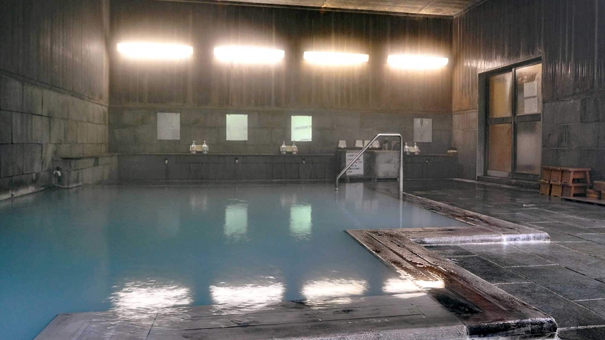 ×【Men's Indoor Bath】Luxuriously flowing hot spring water