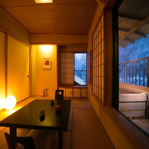 [8 tatami mats with a semi-open-air bath] With seasonal views and an open-air cypress bath, you can create a space only for two people that is not disturbed by anyone.