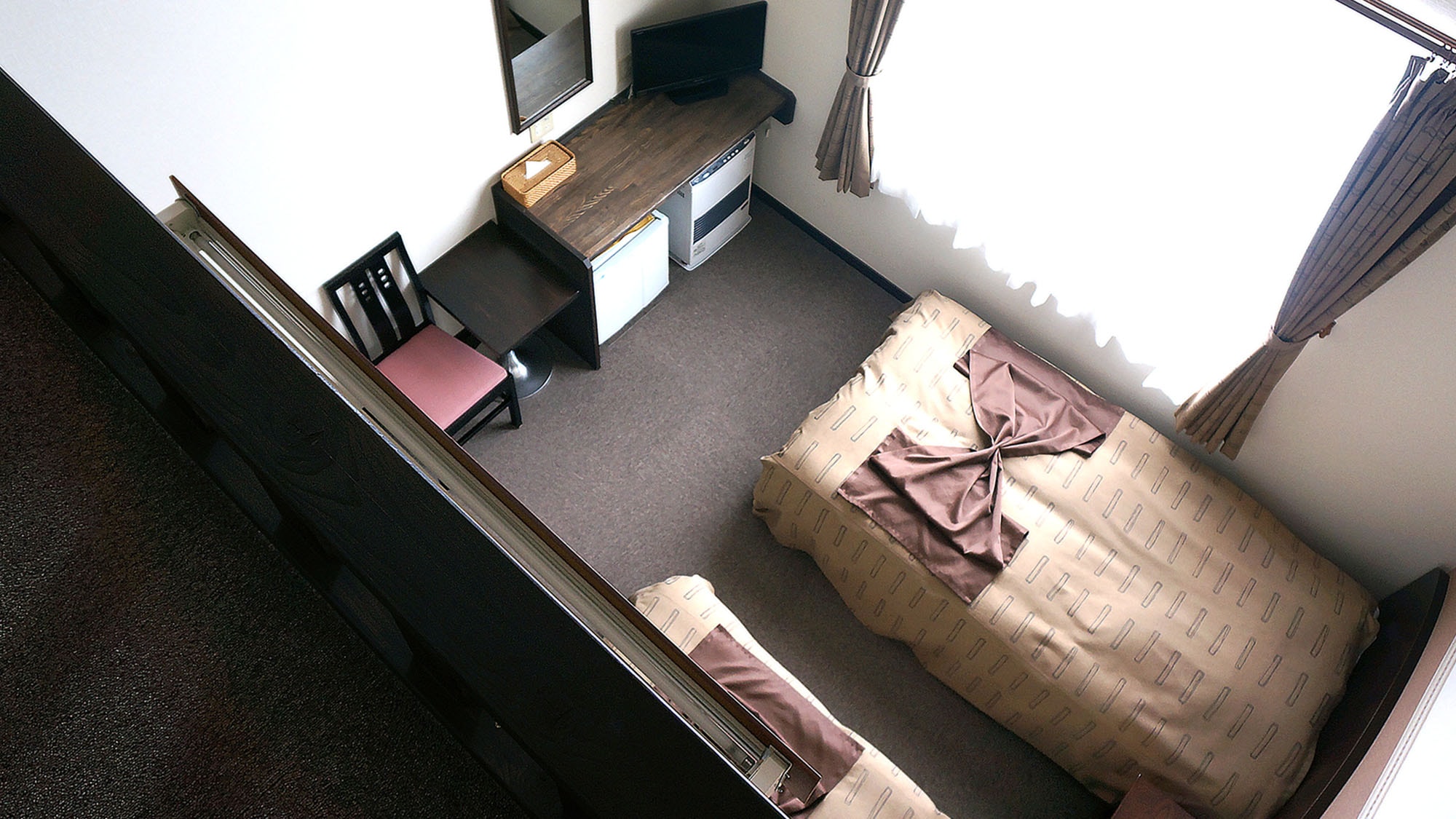 ・[ห้องพักแขก (ภาพแสดงห้องพักแบบตะวันตกพร้อมห้องใต้หลังคา)] เราจะจัดเตรียมห้องตามจำนวนแขก