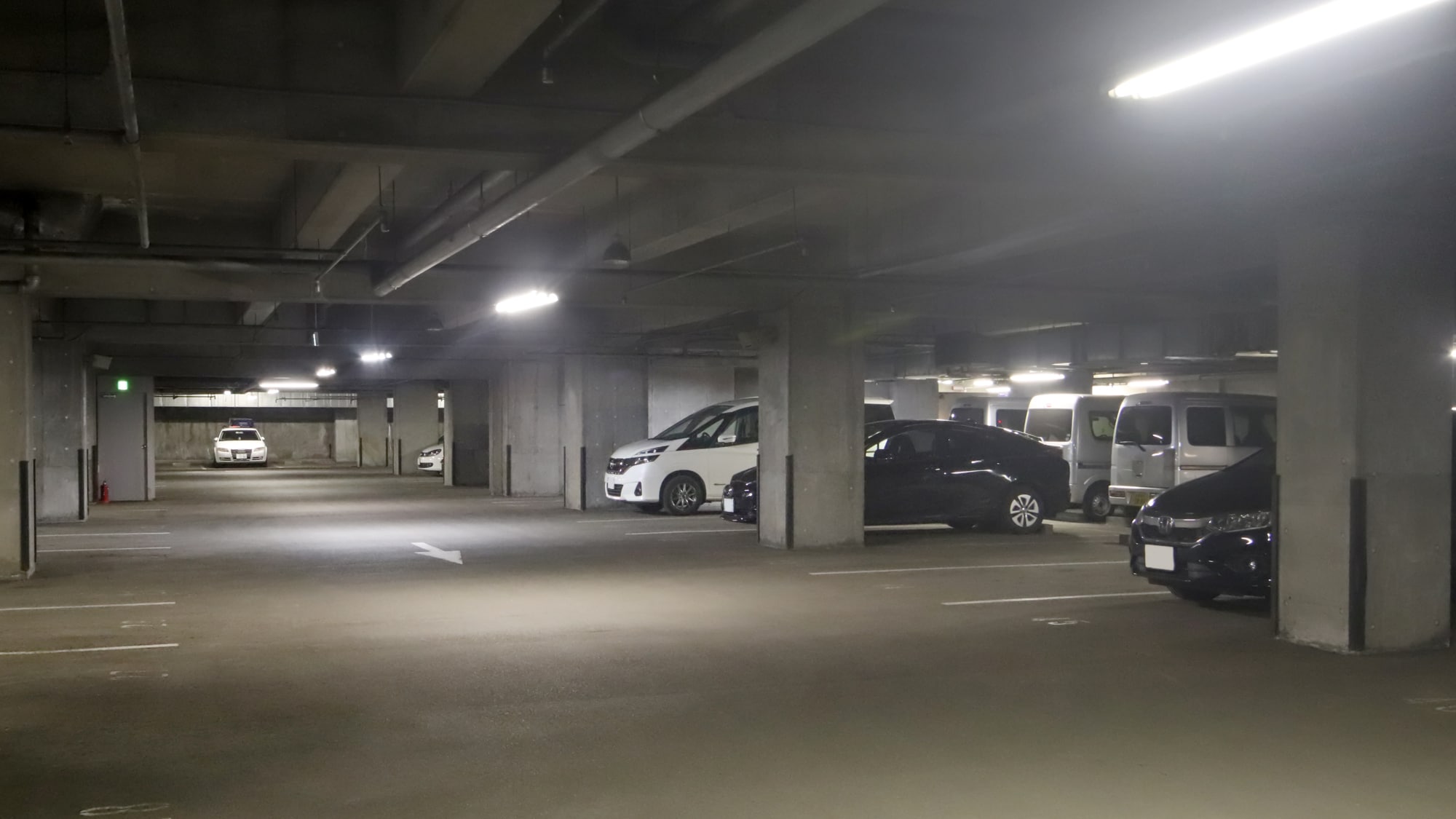 Equipped with a parking lot that can accommodate about 200 vehicles on the 2nd and 3rd basement floors