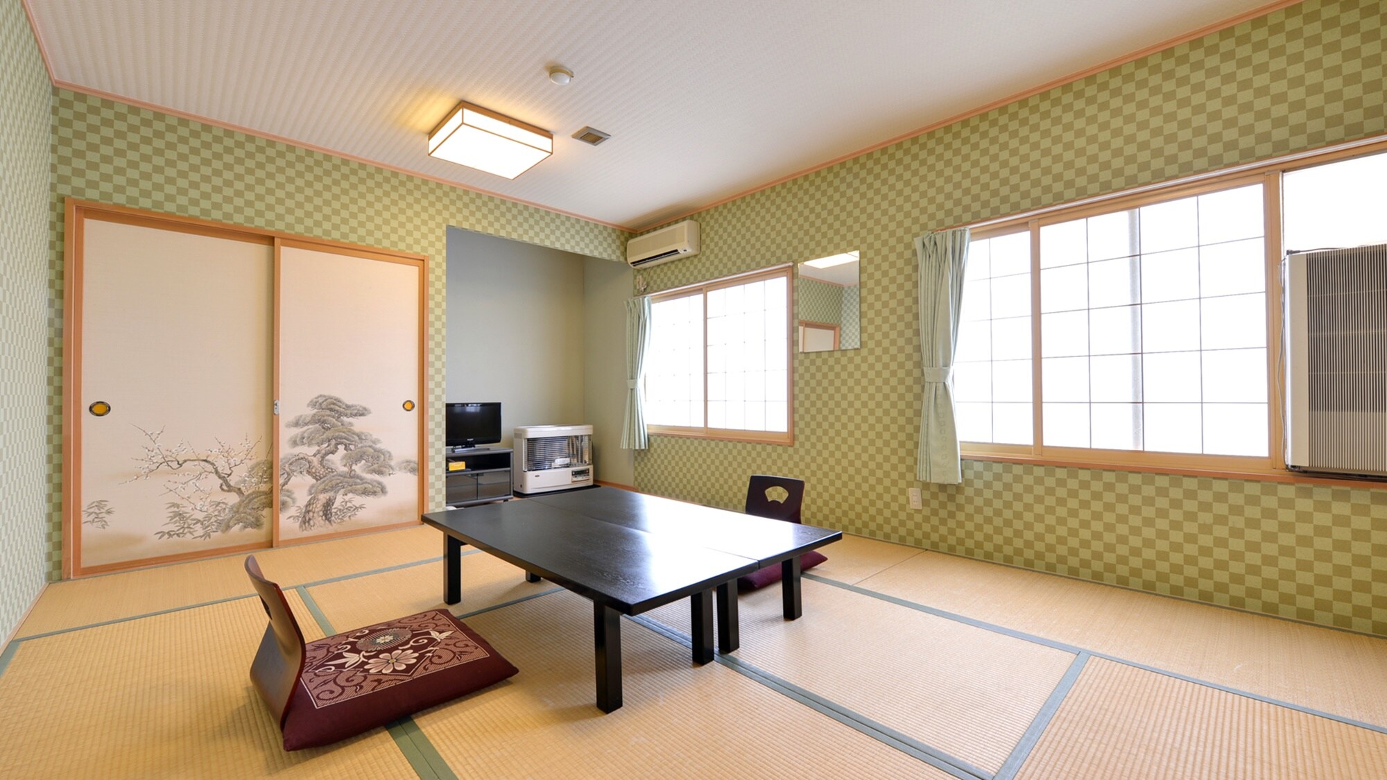 *Japanese-style room of 8 to 10 tatami mats (example of guest room) / Recommended for groups and families! Enjoy a relaxing time in a purely Japanese-style room.