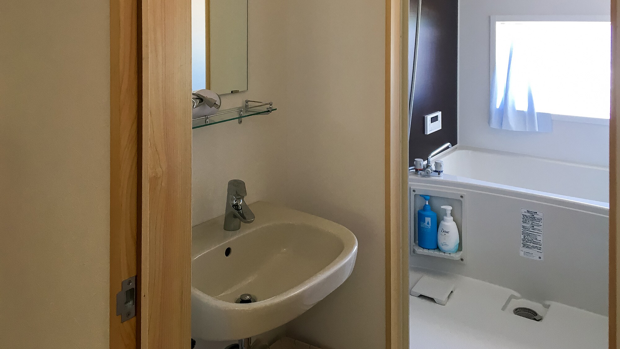 ・ A bathtub is also available so you can warm up your cold body after returning from the sea.