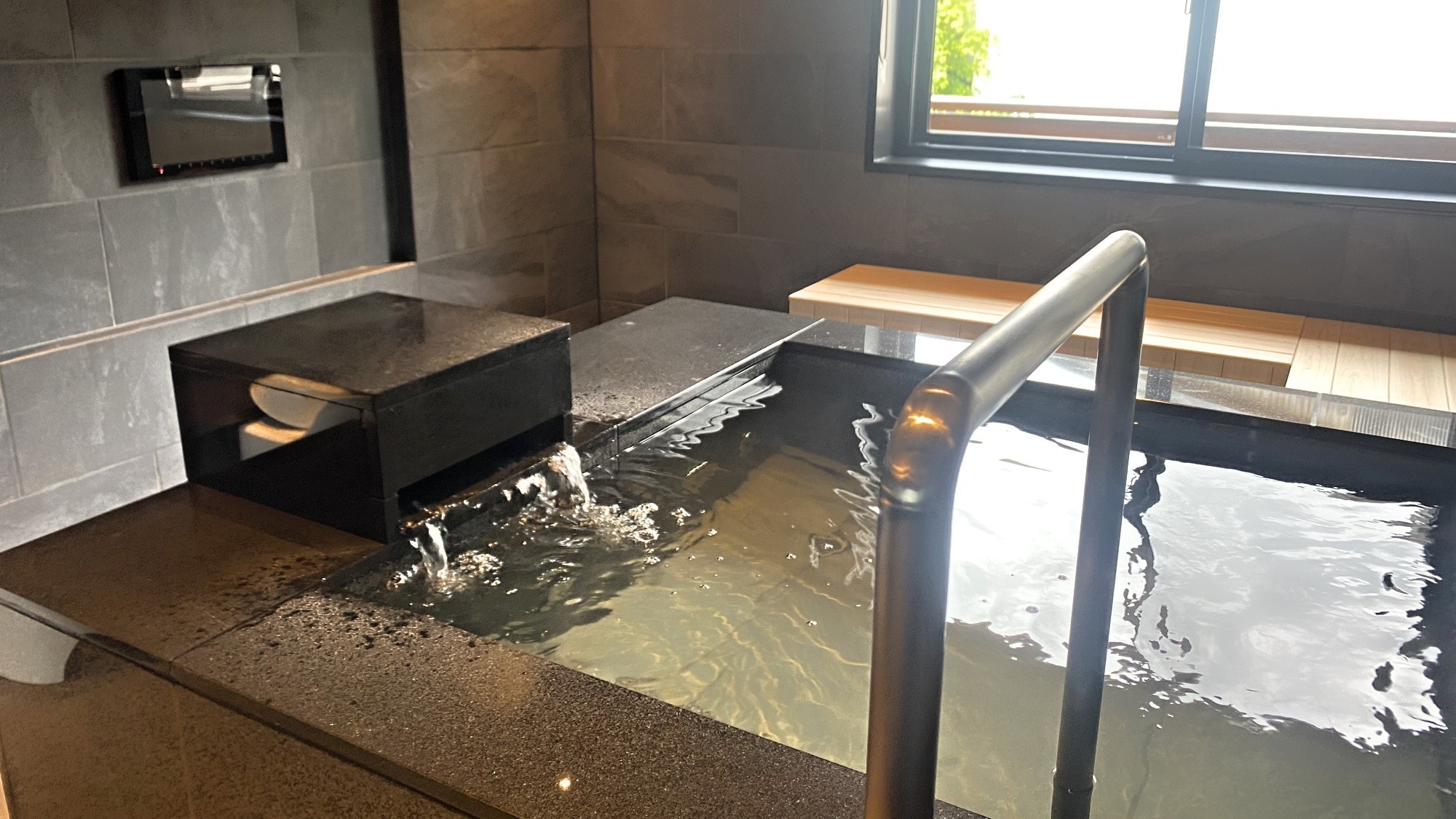 ◆ [With hot spring bath] Japanese-Western style room / Lake Shikotsu hot spring, also known as the hot spring for beautiful skin, in a private space (example of guest room)