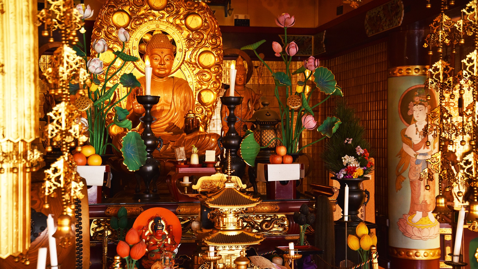 *[Aula Utama] Patung Buddha yang dibuat oleh Kei Matsumoto, pematung Kyoto Daibutsu, diabadikan di sini.