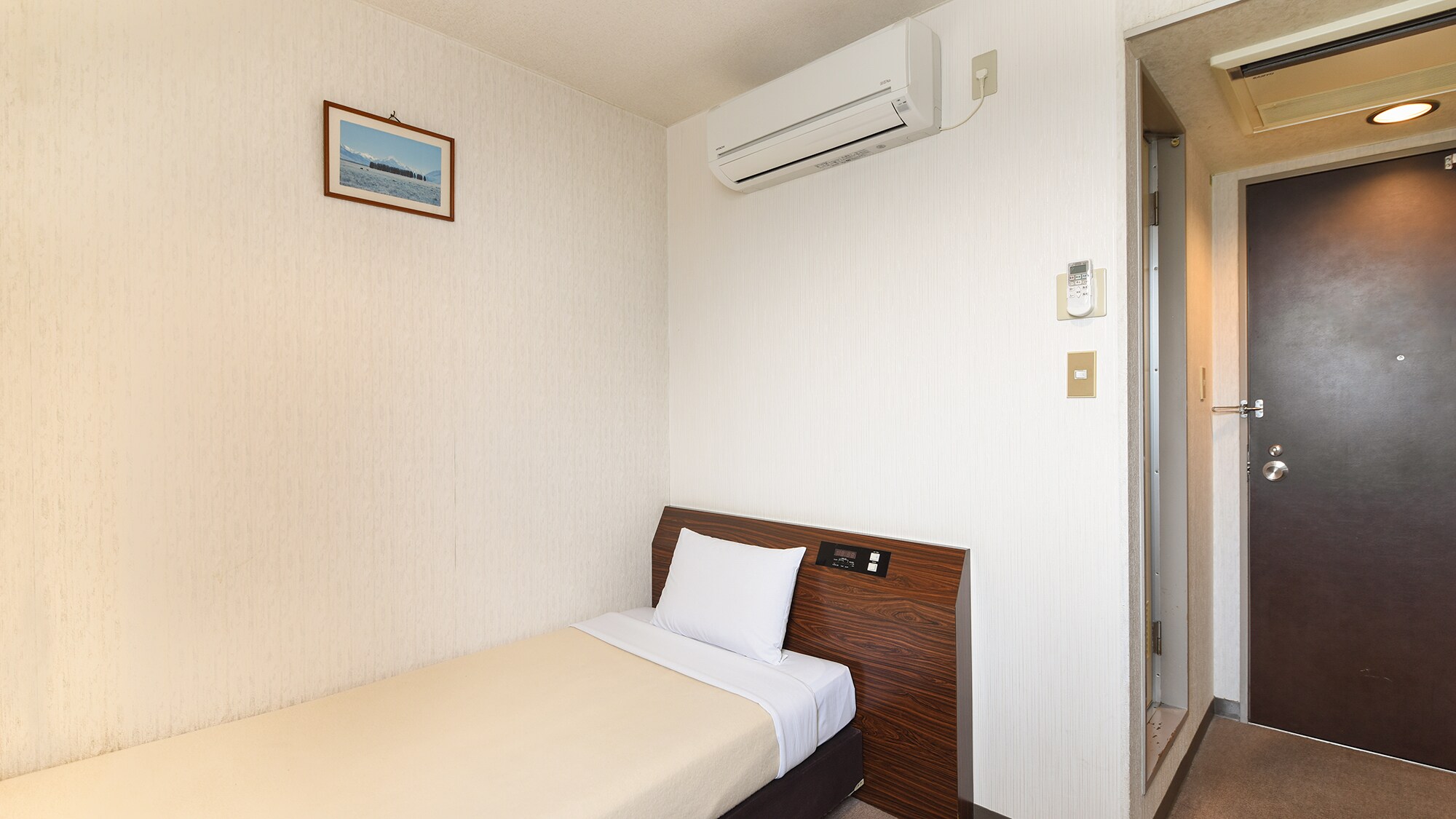 *[Non-smoking single room/(with air conditioning)]