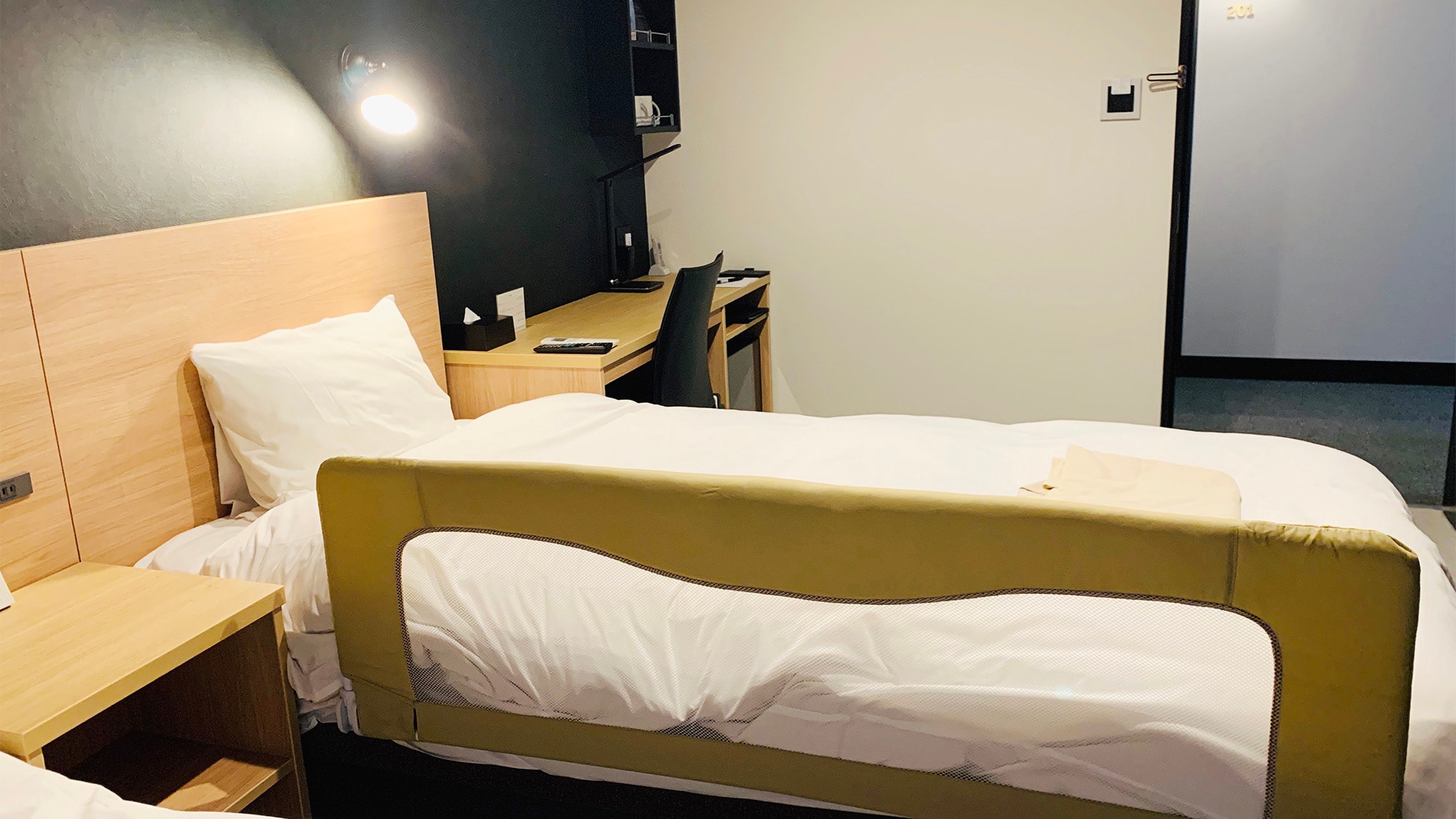 ・ Safe for families with children! There is a bed guard