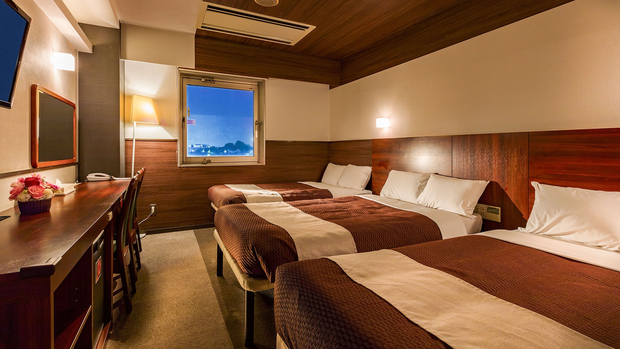 ・【Standard Twin Room (3 persons)】※The bed will be different from the photo because the duvet cover has been changed to white.