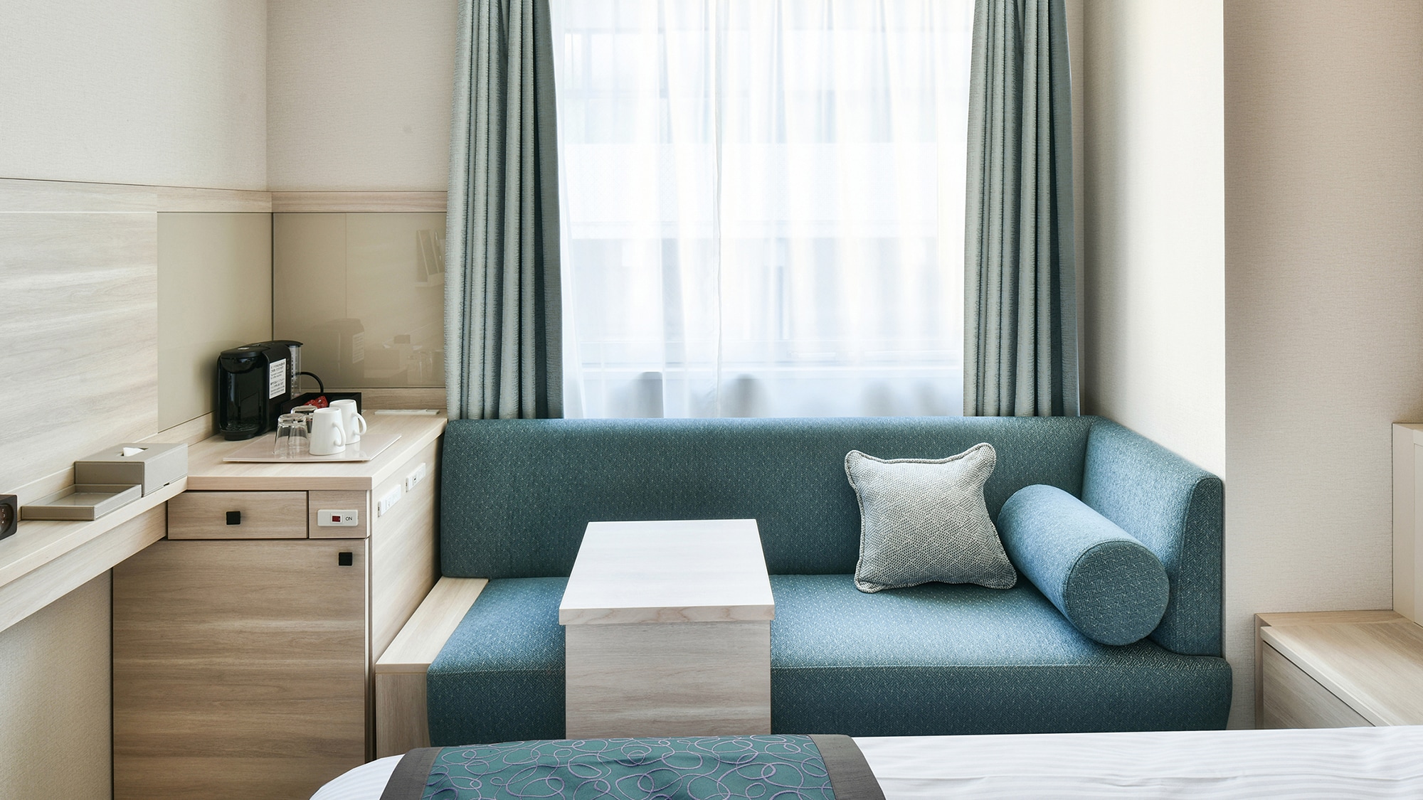 Standard twin ★There is a sofa and a side table. There is no desk.