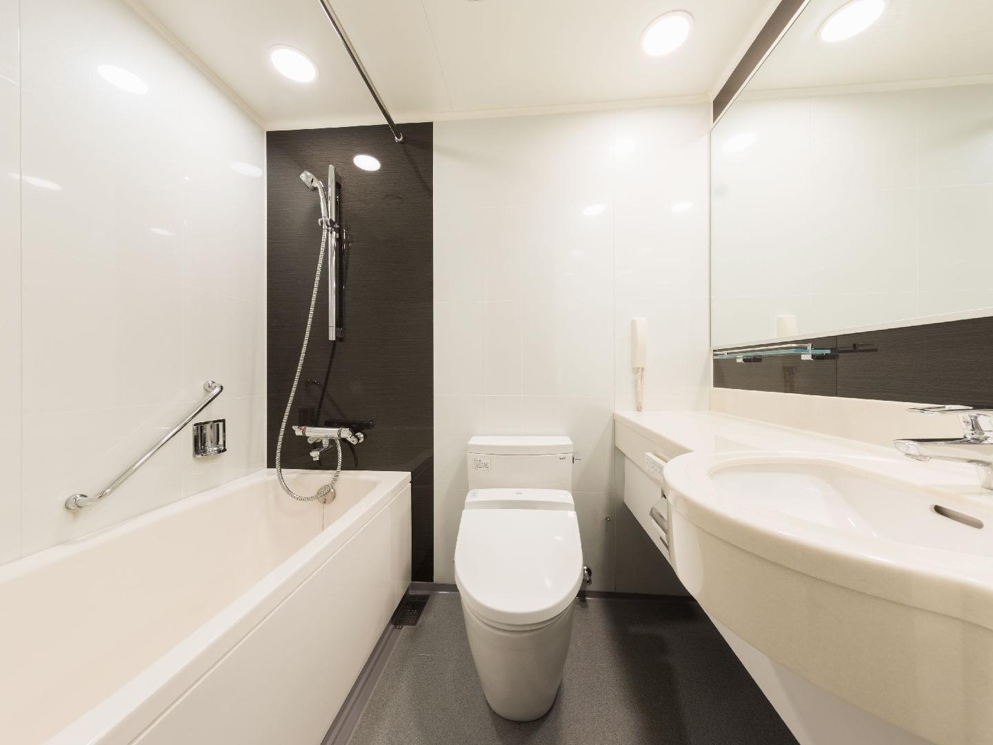 Atrium Side Queen (Bathroom)