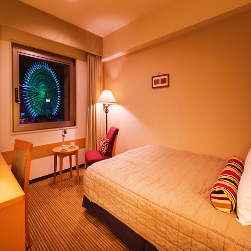 ■ 双人间 ■ 19.2 平方米，床宽152 厘米，房间配备一张双人床。横滨引以为豪的最佳夜景。