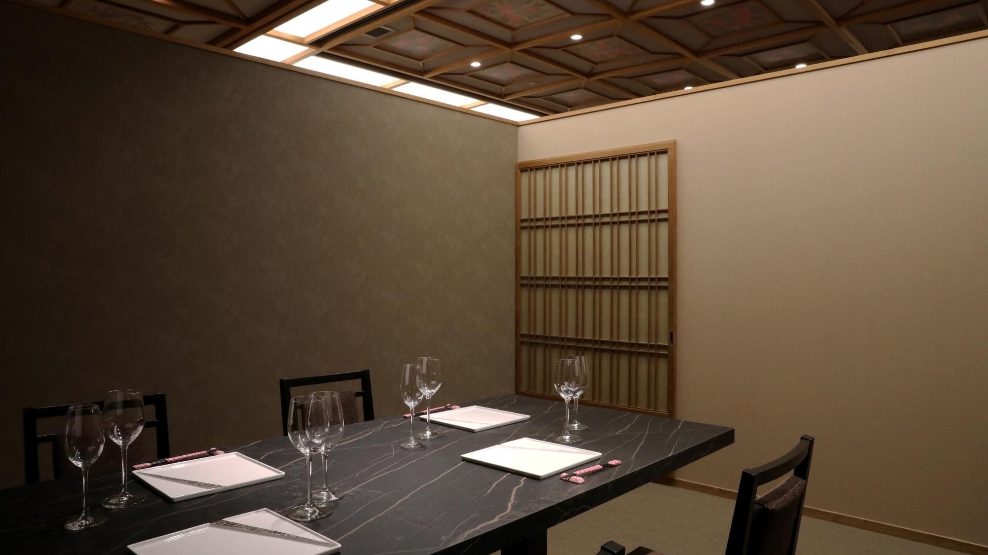 Private dining room "Sakura." A modern and sophisticated space that retains a calming Japanese atmosphere.