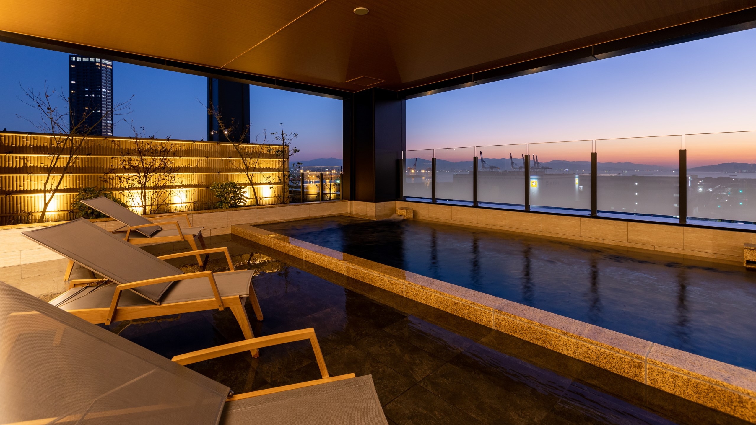 [大型公共浴池“Tenku -TENKU-”男浴池（10楼）]您可以一边欣赏美丽的日本海和博多湾一边享受沐浴