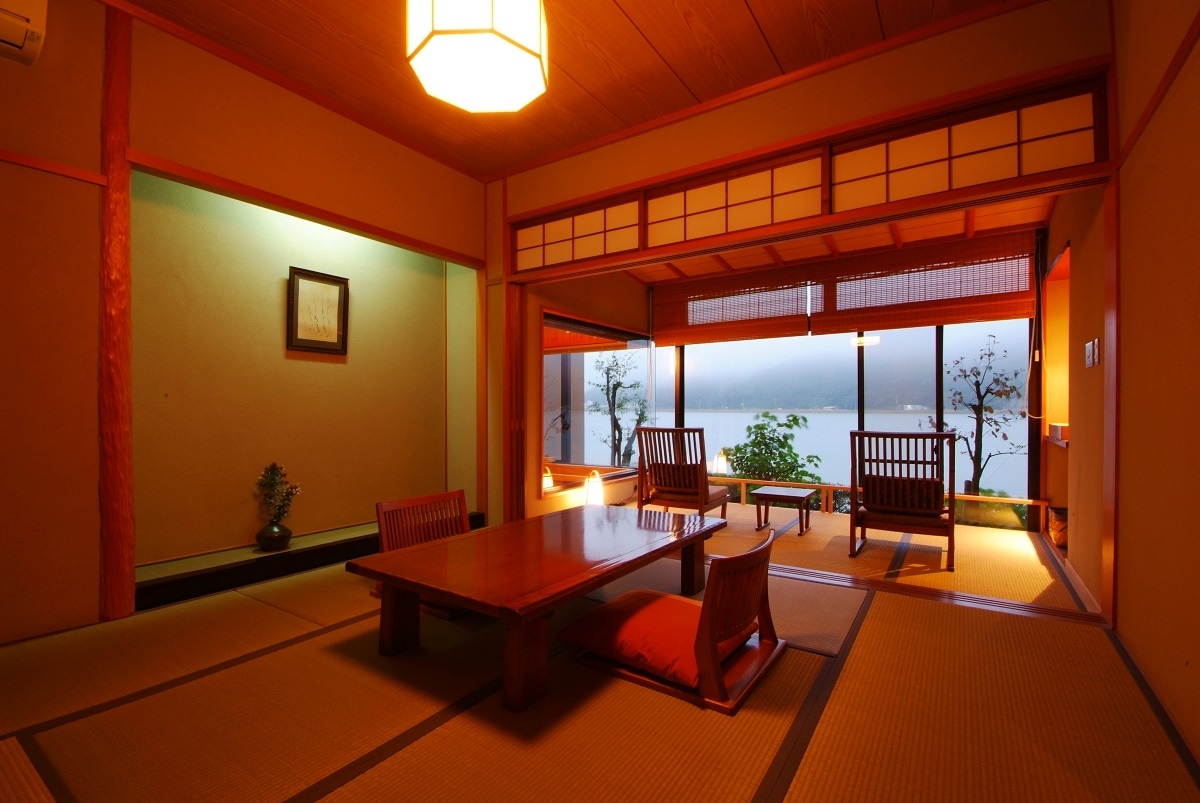Lantai 1 Kamar bergaya Jepang 8 tikar tatami + tepi lebar 4 tikar tatami (non-merokok) [Sungai tepi] Tempat makan Ada tempat duduk