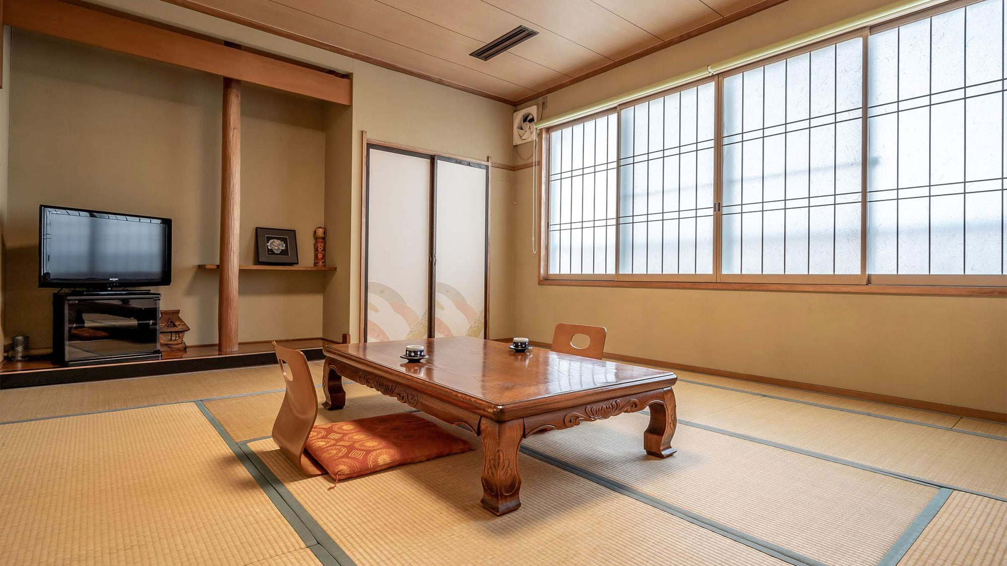 ・[Japanese-style room, 10 tatami mats] Maximum capacity: 3 people. Recommended for families and small groups.