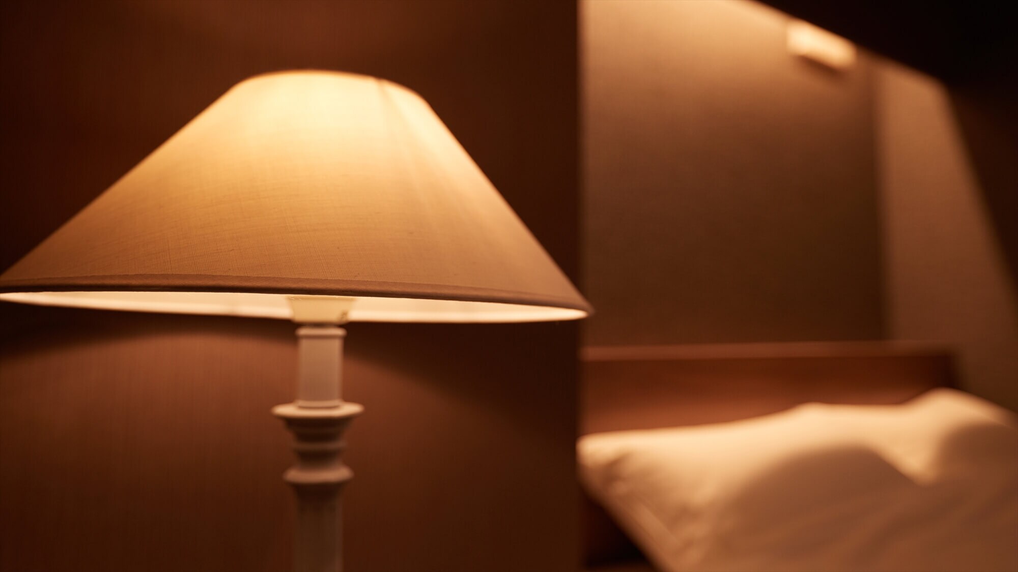 [Double room] Indirect lighting at the bedside