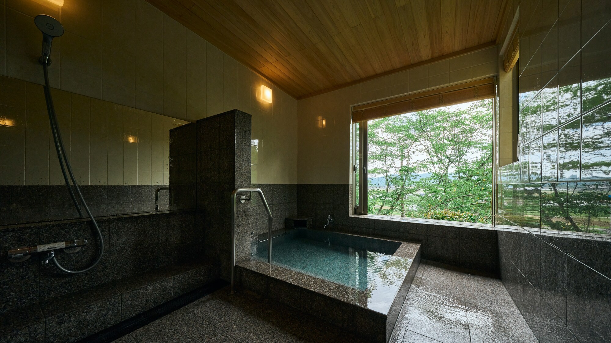[Bettei Sakura/Western-style room example] Semi-open-air bath with guest room.