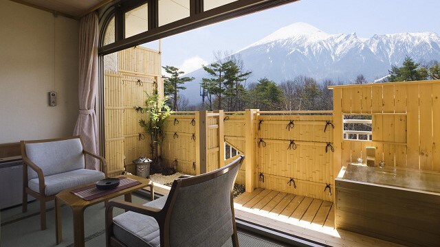 可眺望岩手山的帶露天浴池的日式客房