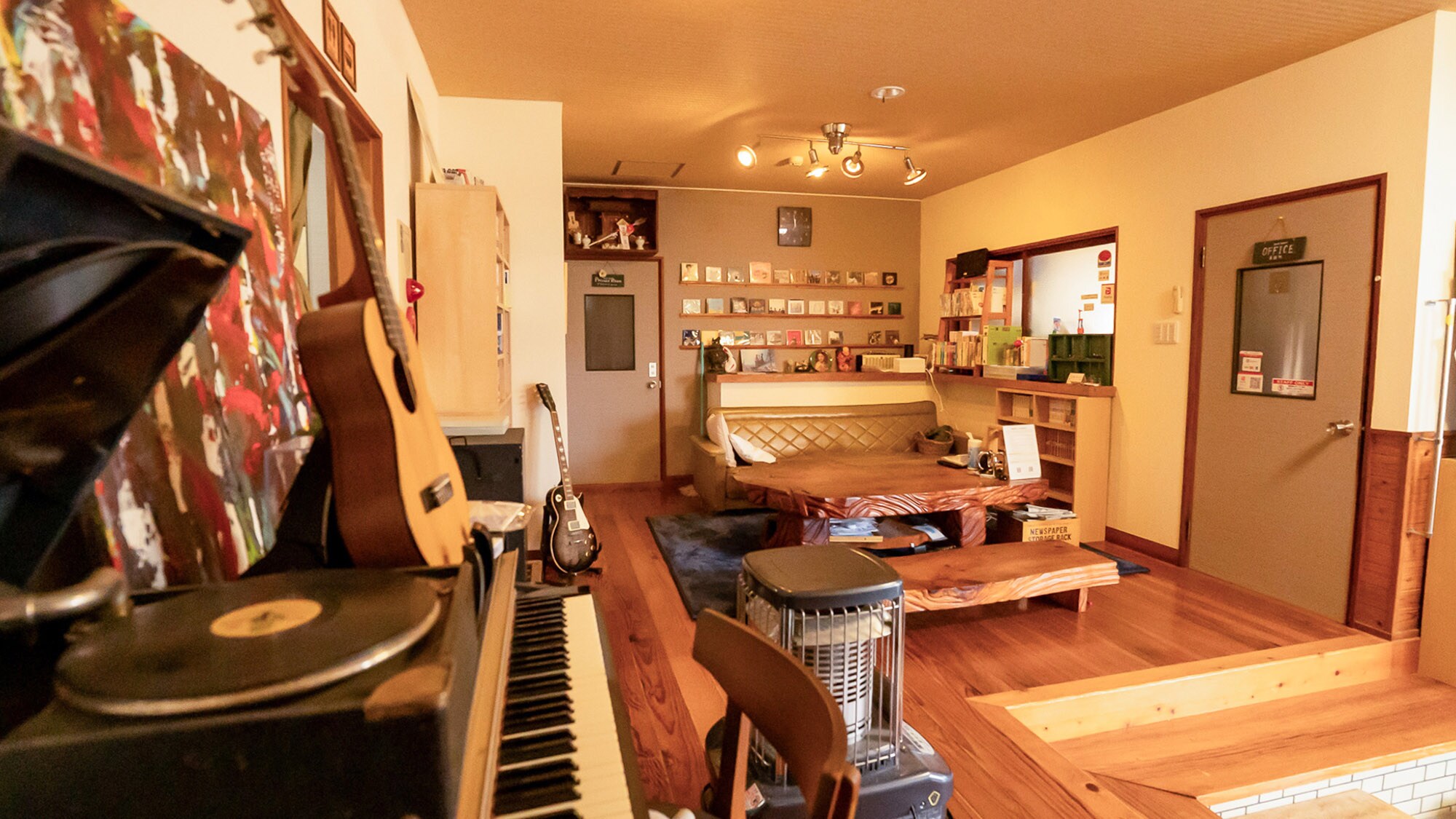 ・Lobi/Banyak koleksi rekaman dan alat musik. Ini adalah penginapan tempat berkumpulnya para pecinta musik.