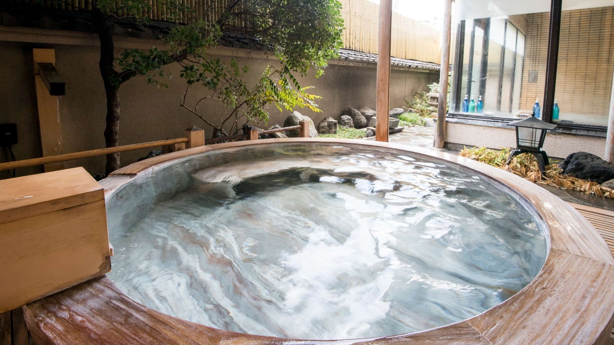 [Open-air bath] A round cypress bathtub. Surrounded by the scent of cypress, enjoy the Isawa hot springs. A relaxing time♪