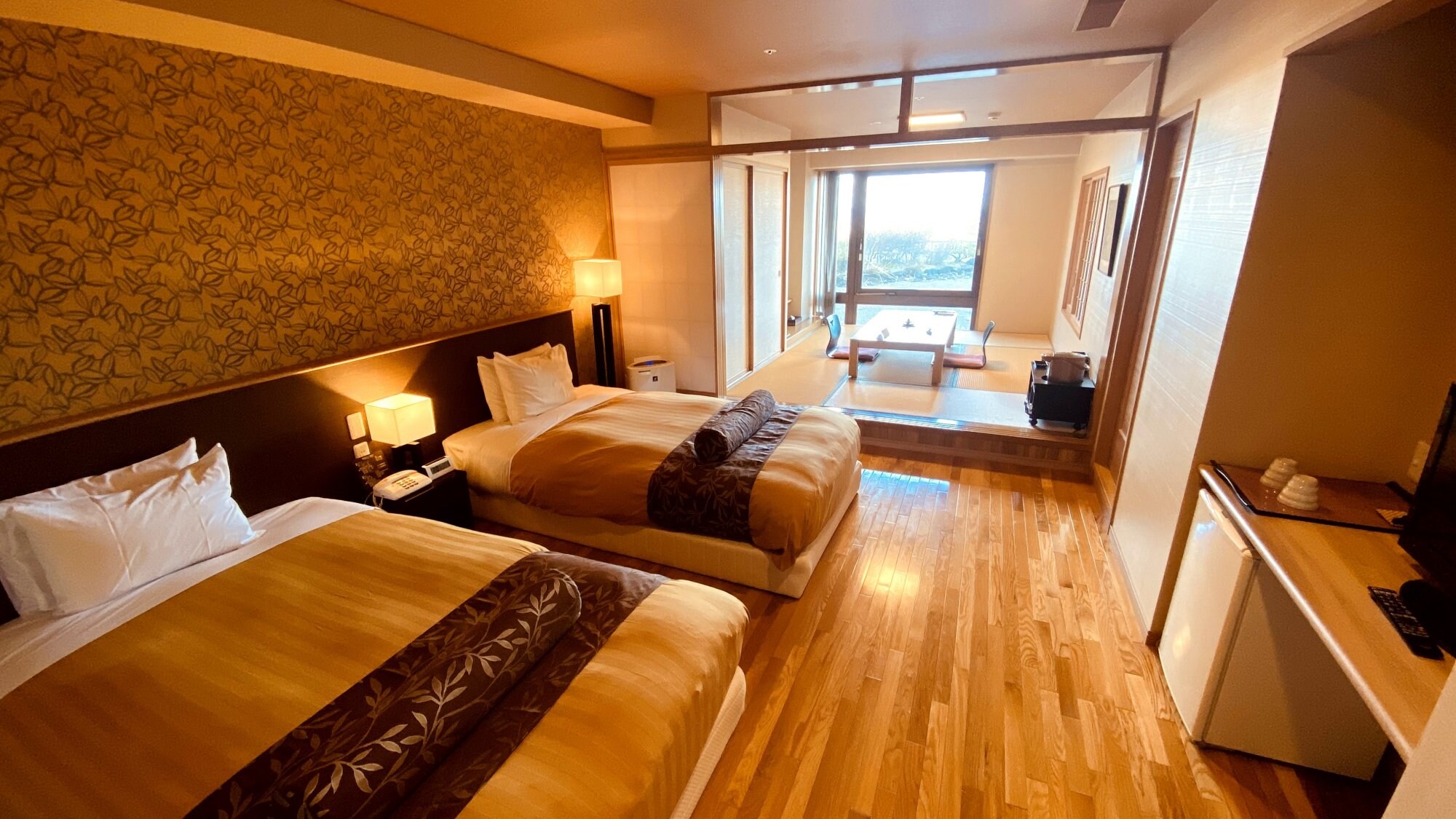 [Red Plum, Peony, Iris]: Twin room + 6-tatami Japanese-style room