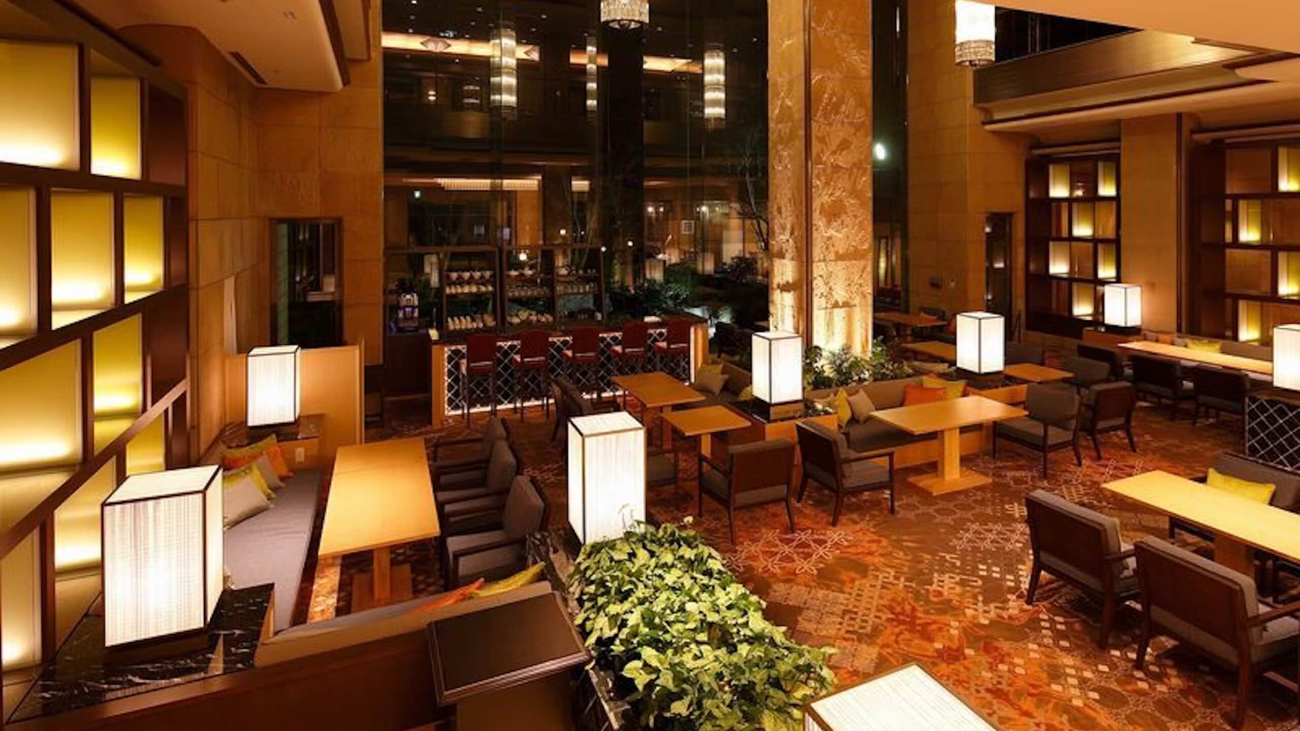 【ガーデンラウンジ】1階フロアのガーデンラウンジは、ホテルとお客様をつなぐ特別な場所。ご宿泊のお客様