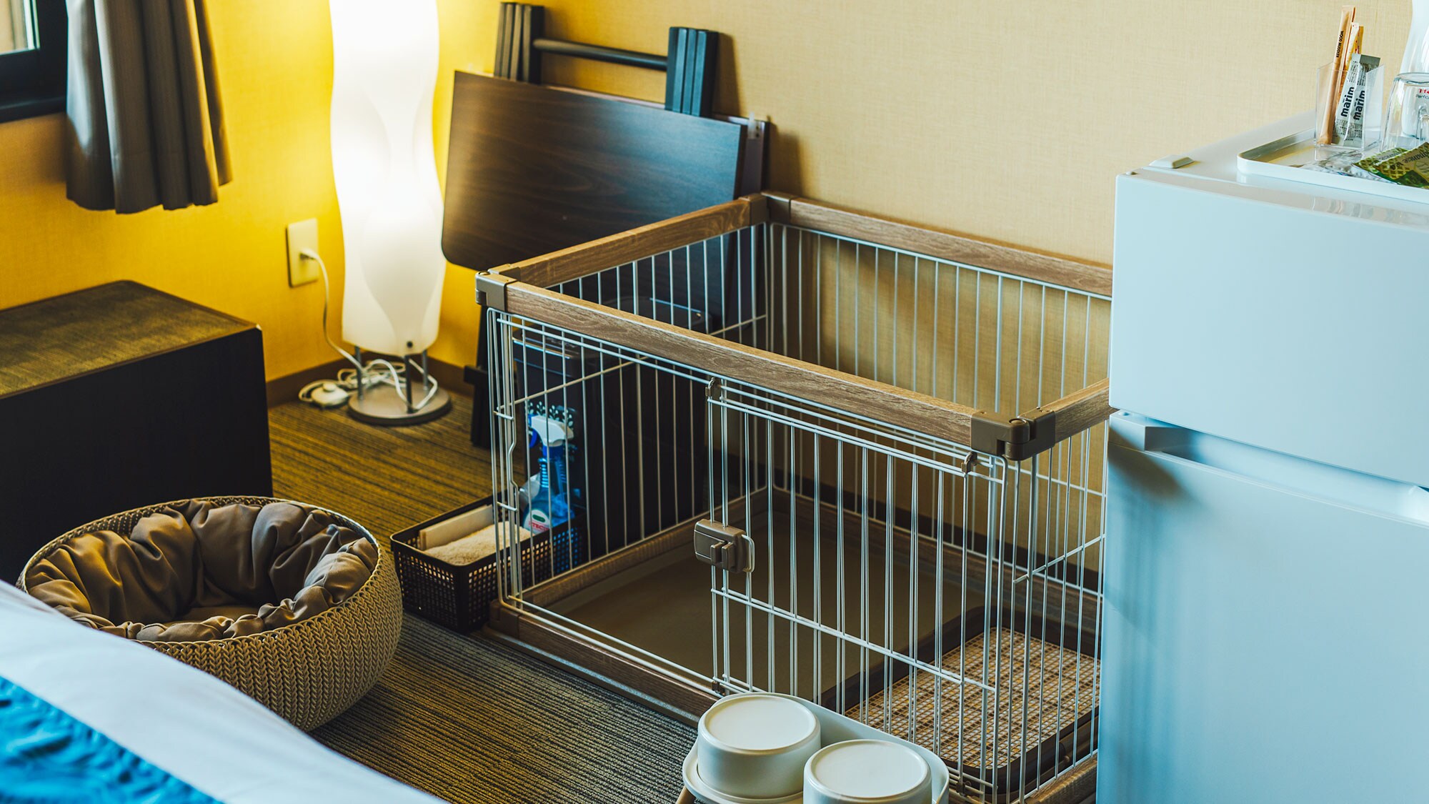 [Deluxe Twin Room] A full set of pet amenities, cages, toilets, etc. are provided.
