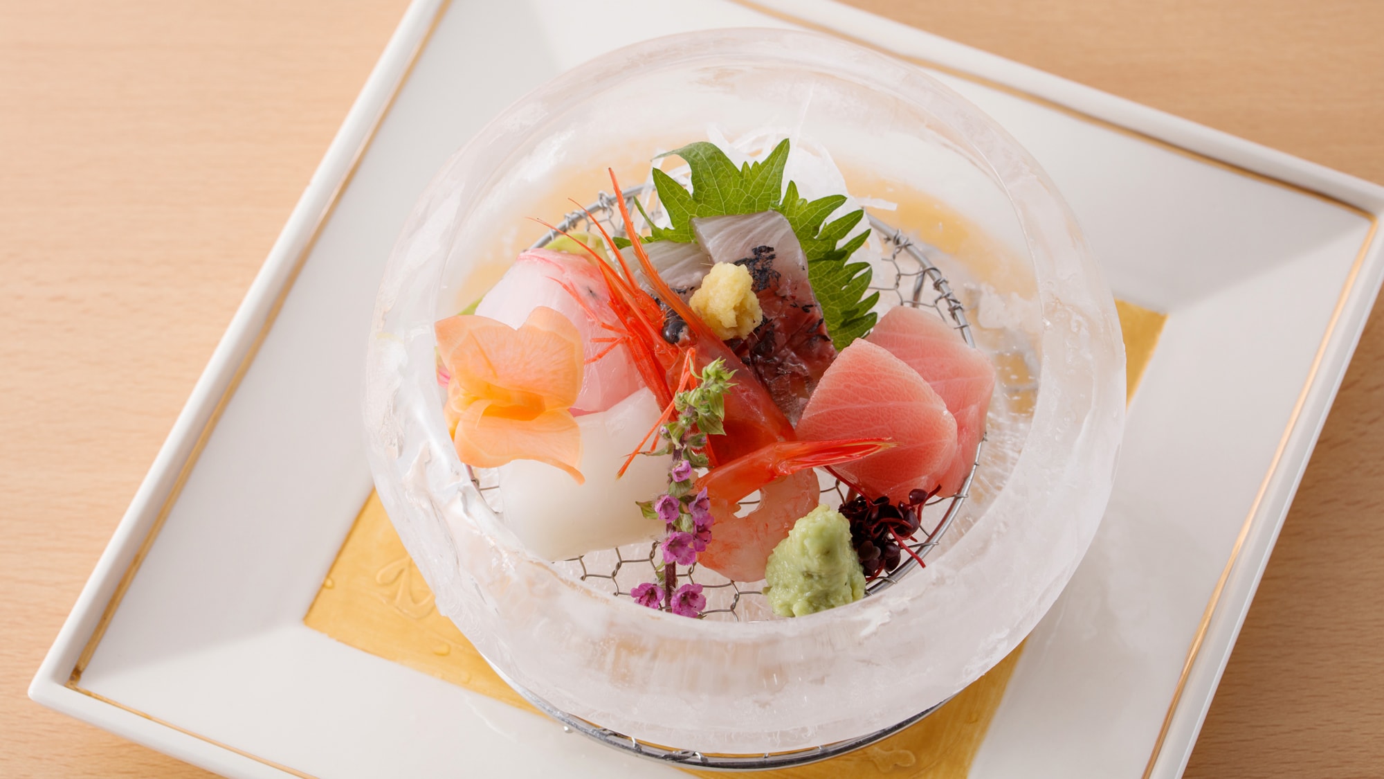 An example of sashimi: We will prepare seasonal fish and shellfish directly from Kanazawa Port, which are served on balloon ice.