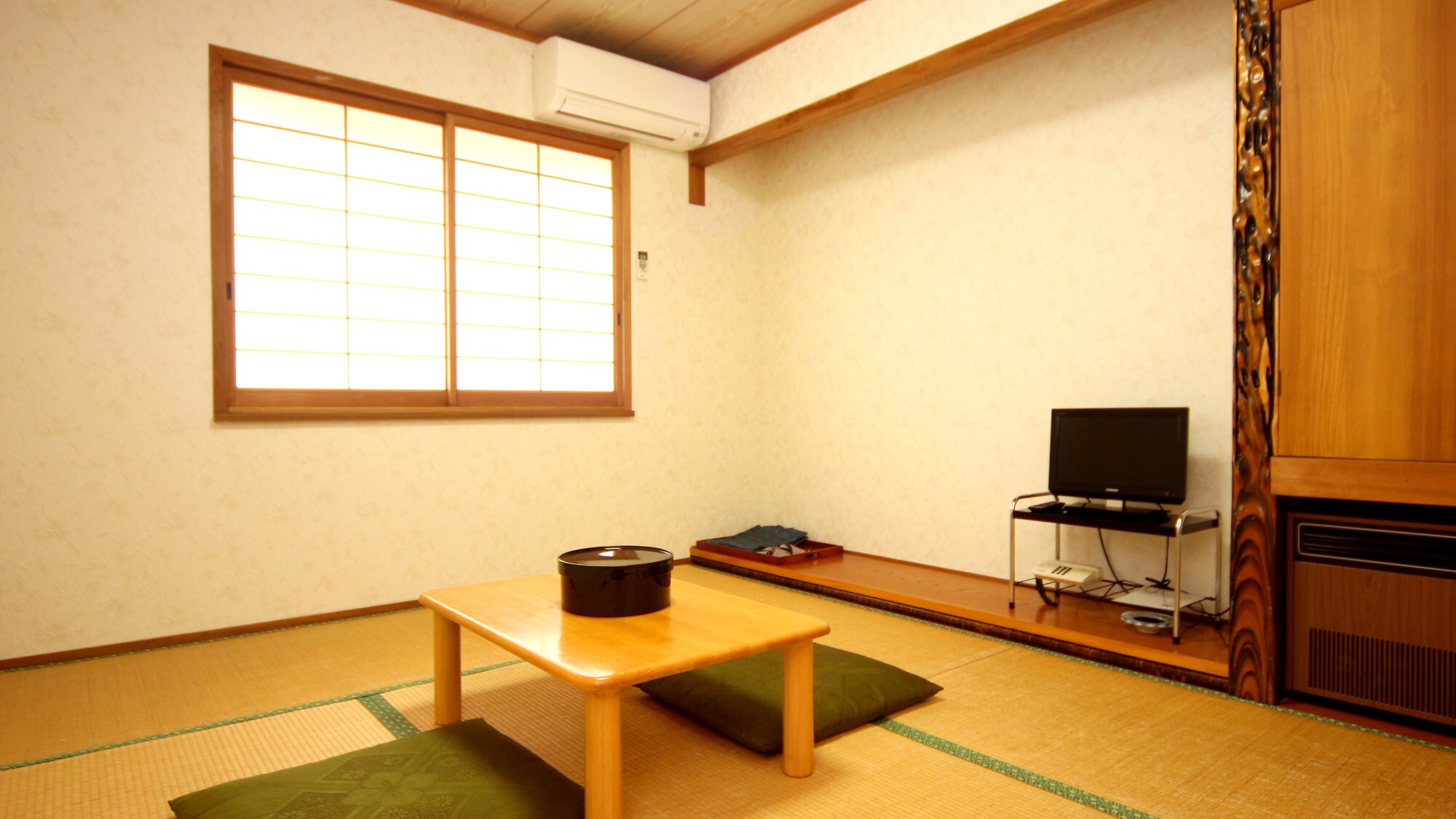 Main building Japanese-style room (example of a guest room) Relax and unwind in a room filled with the faint scent of tatami mats.