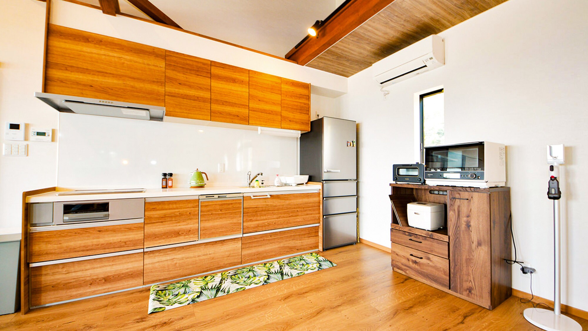 ・Kitchen with induction stove. Fully equipped with rice cooker, oven range, etc.