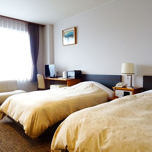 ◎ Japanese-Western Room: A relaxing room with both a Japanese-style room and a Western-style room.