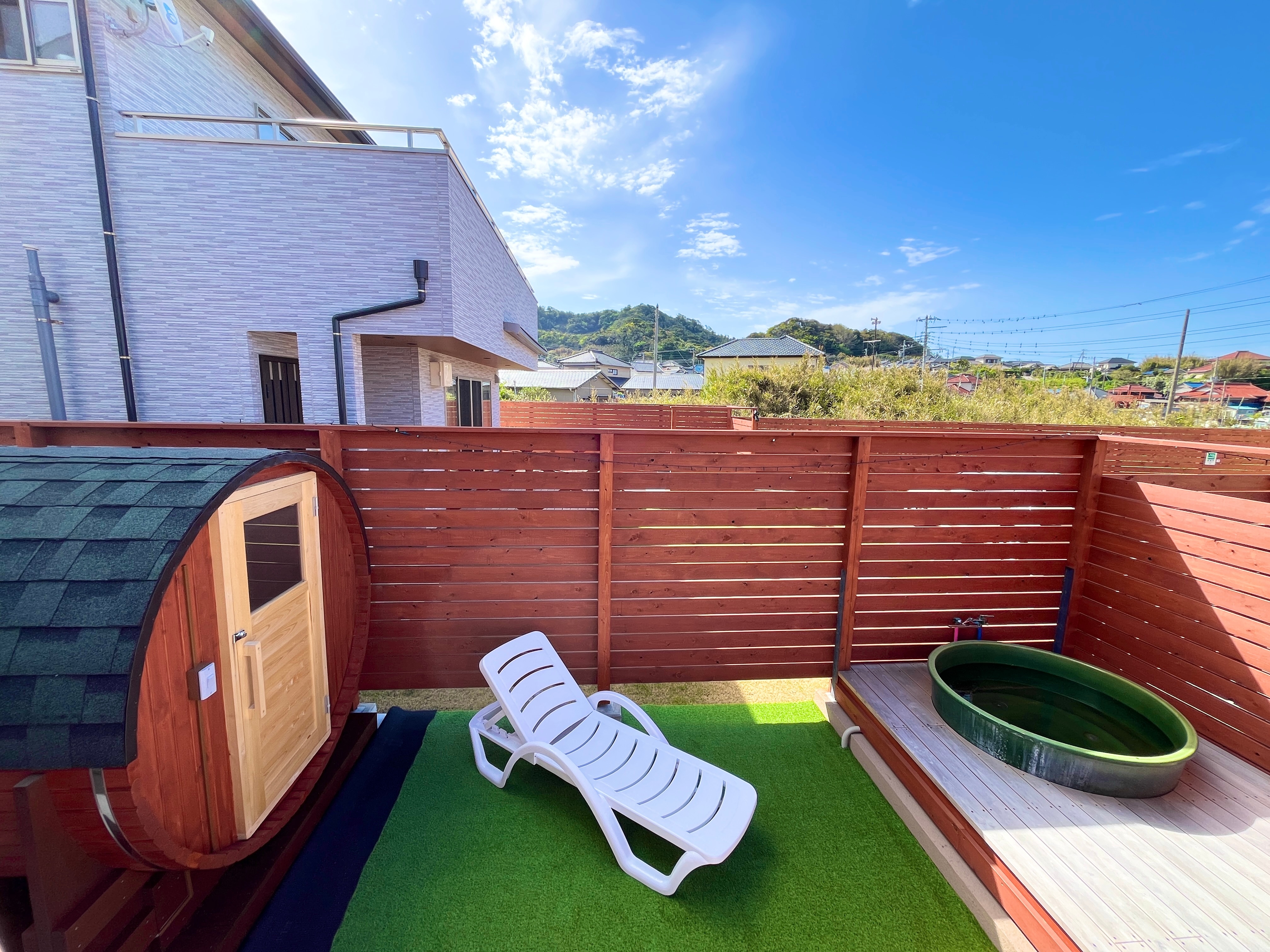 In front of the barrel sauna there is a relaxation space and an open-air bath where you can spend a blissful moment.