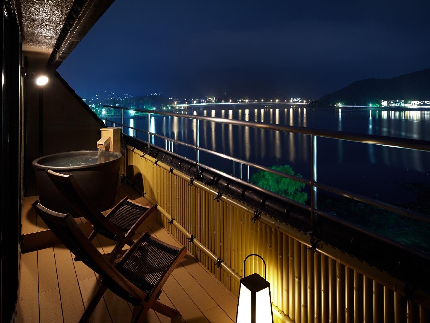 [Hot spring ◆ Guest room with open-air bath] Japanese-Western style room overlooking Lake Kawaguchi (78 square meters)
