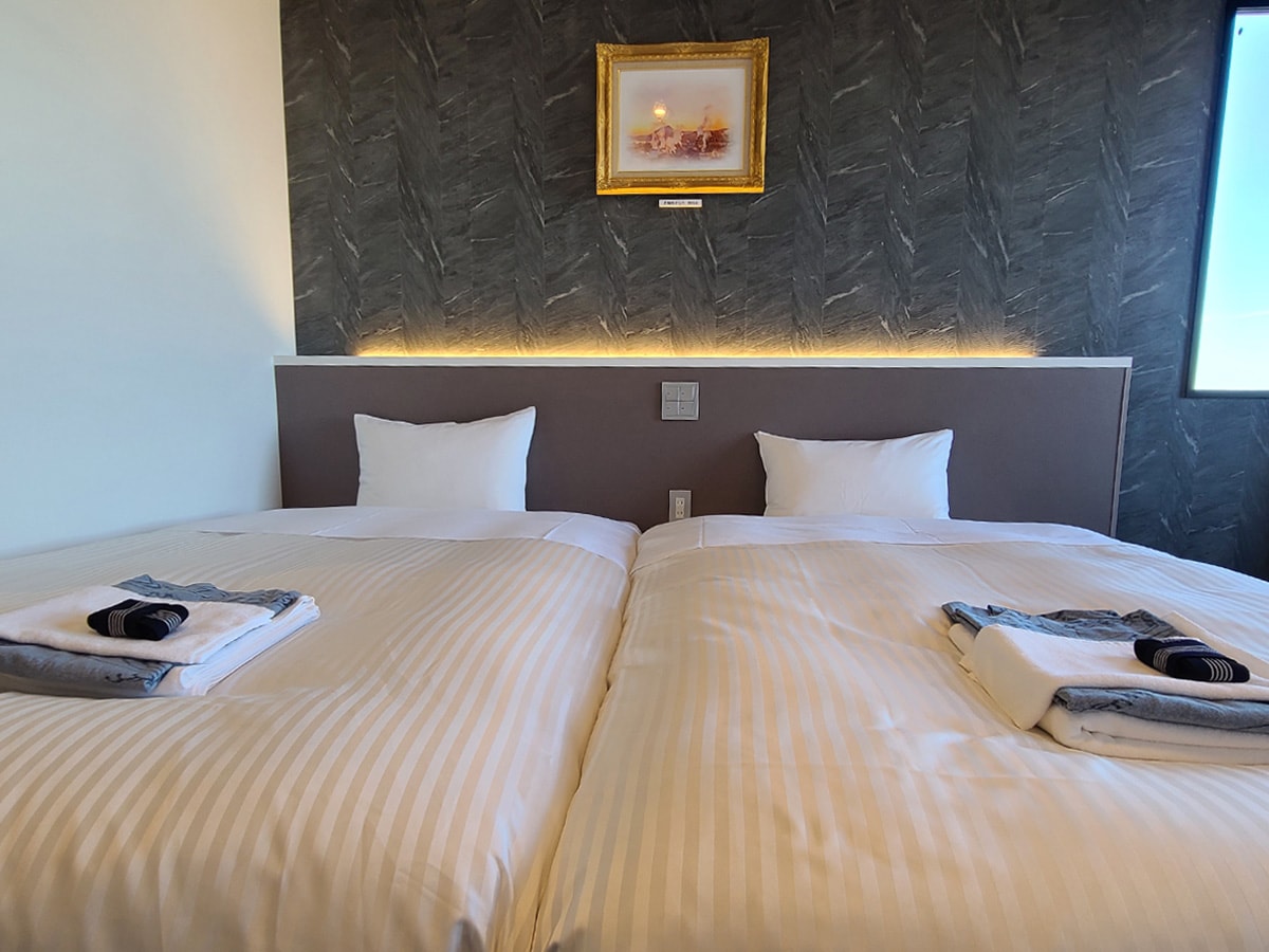 Main room has two 120cm twin beds (movable)