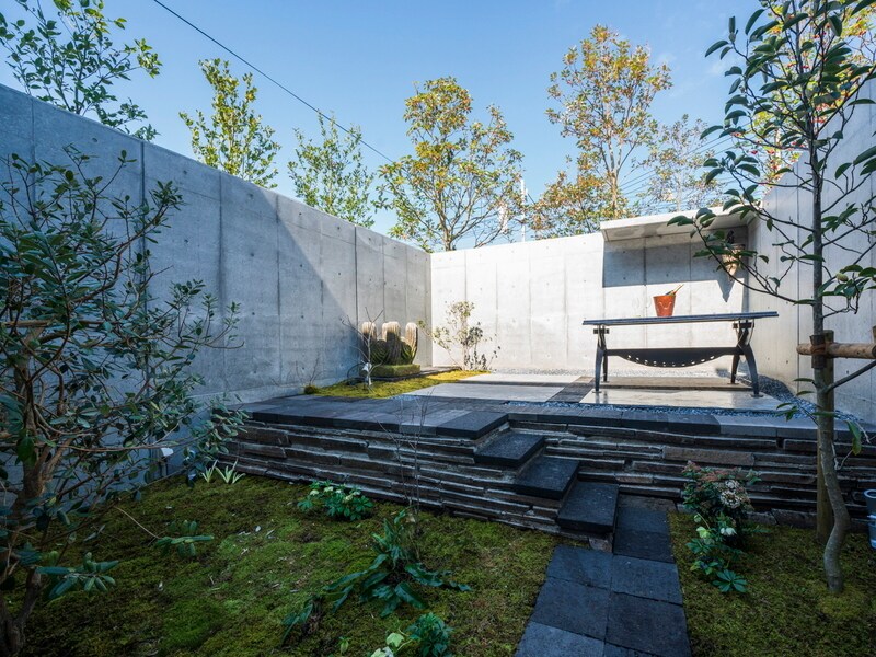 Guest room: Enjoy the hot springs while looking out at the specially designed garden.
