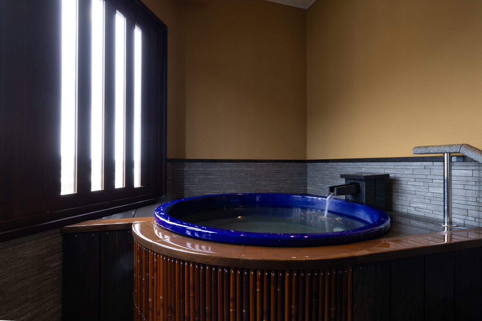 Modern Japanese style twin room with open-air bath♪ Open-air bath in "Velvet-Birodo" room♪