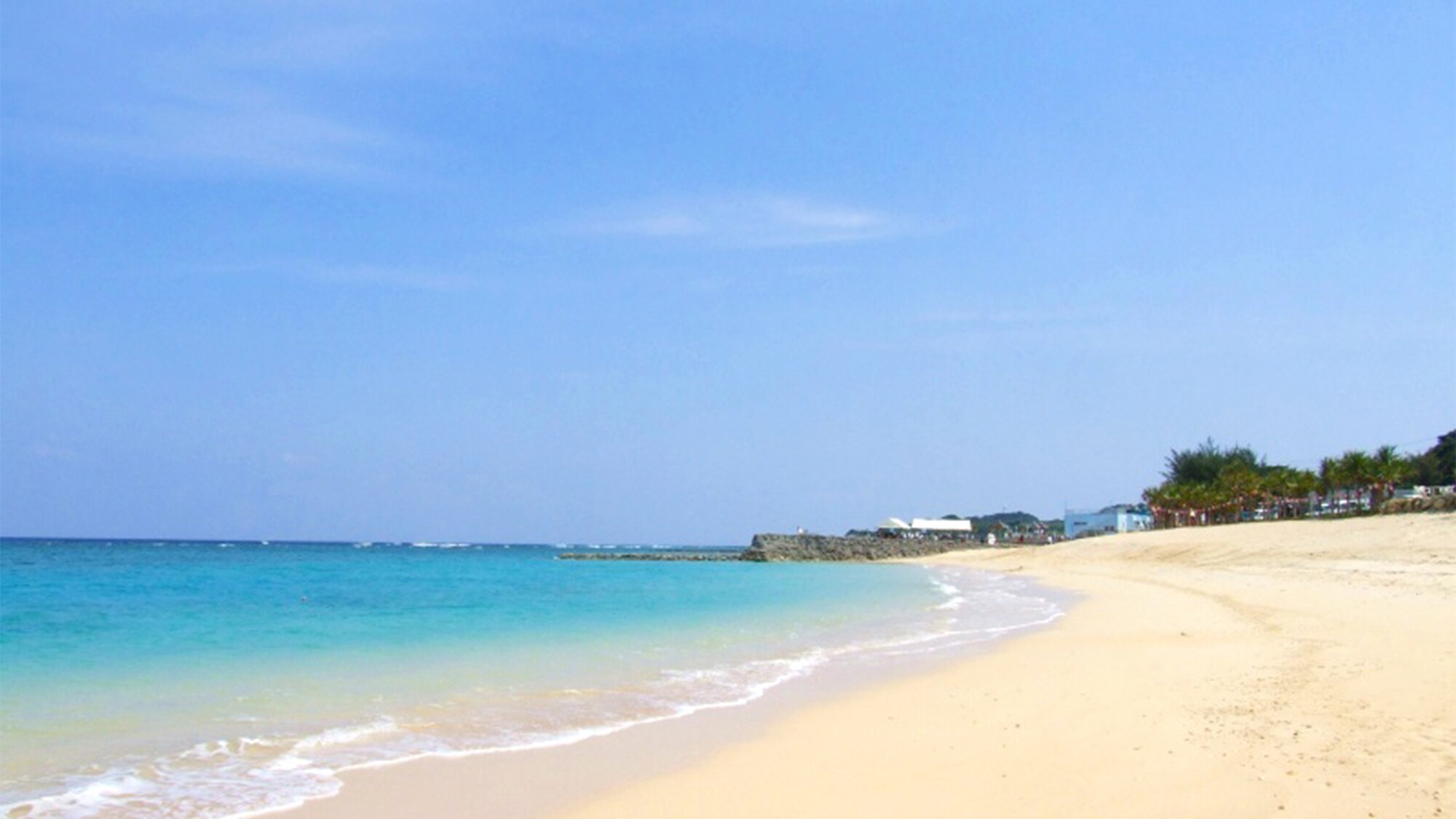 หาดโยนามะ: ทรายขาวบริสุทธิ์และน้ำทะเลสีฟ้าใส