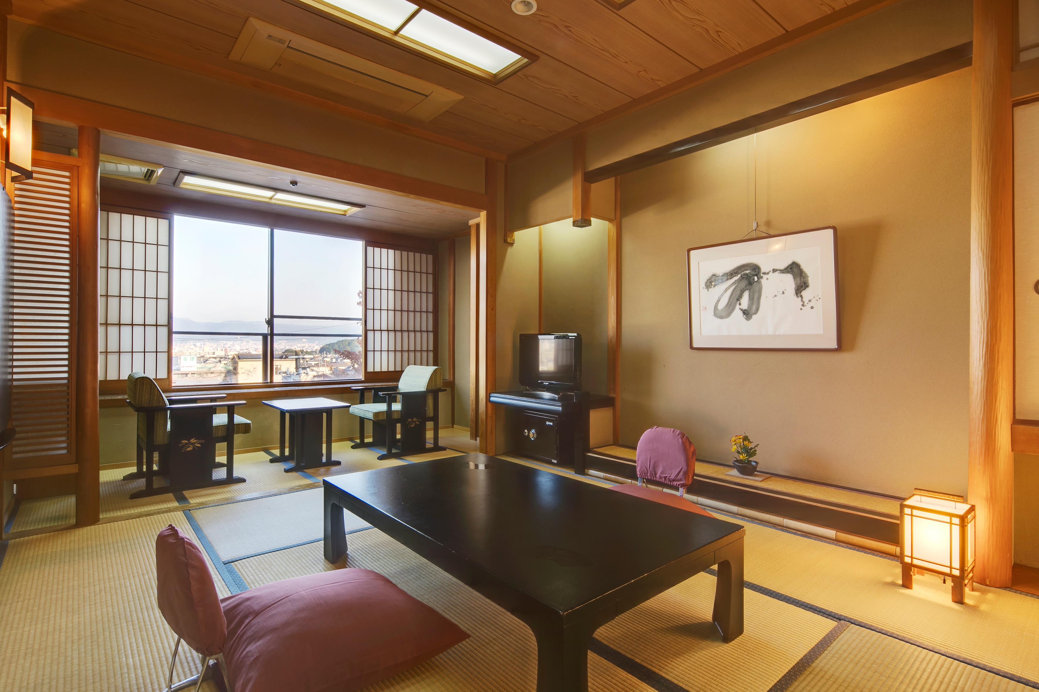객실：동관(10조의 일본식 방) 정원：2명～4명 와카쿠사야마측의 방입니다. WI-FI 이용하실 수 있습니다.