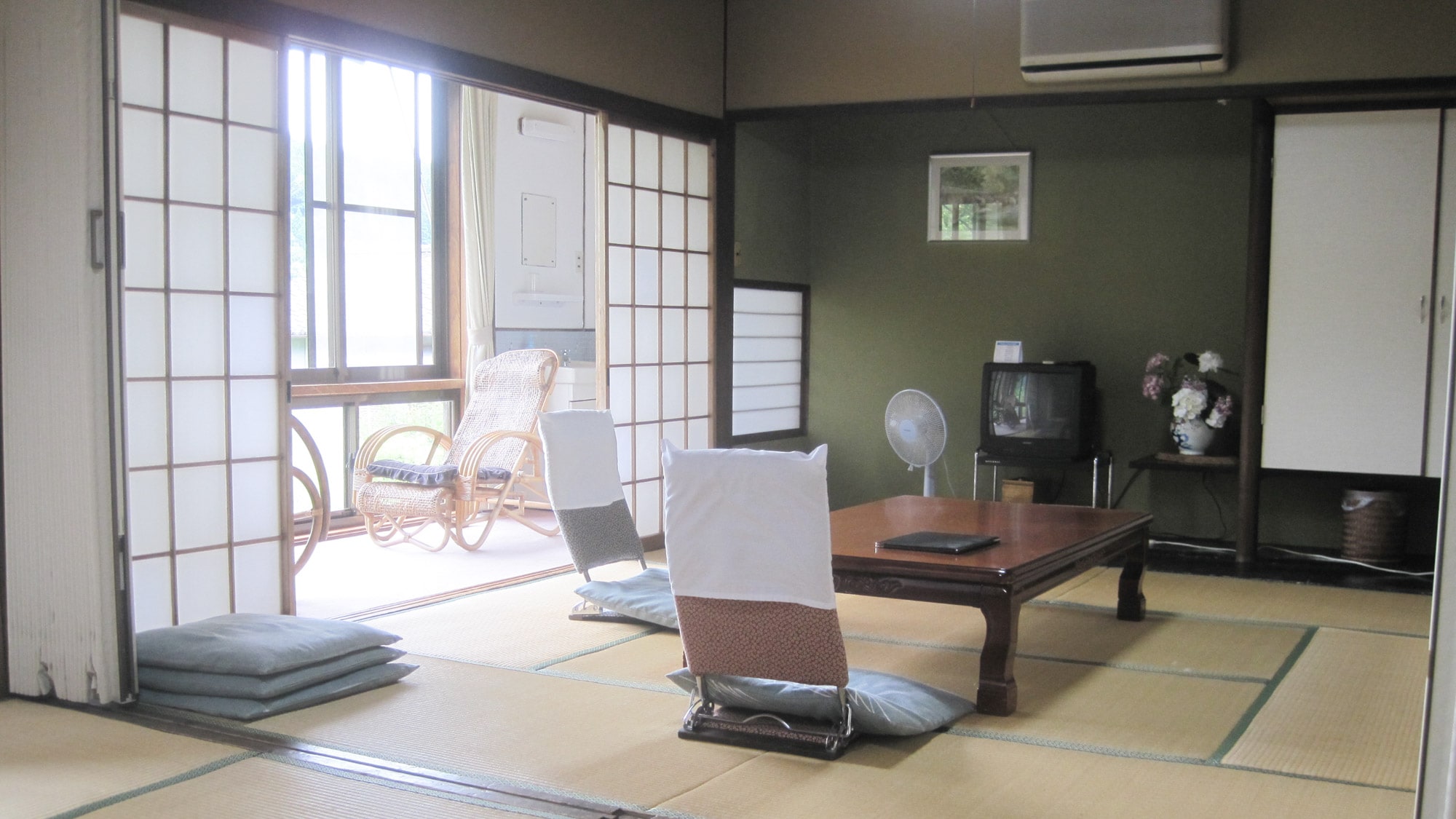 * 14 tatami mats with toilet