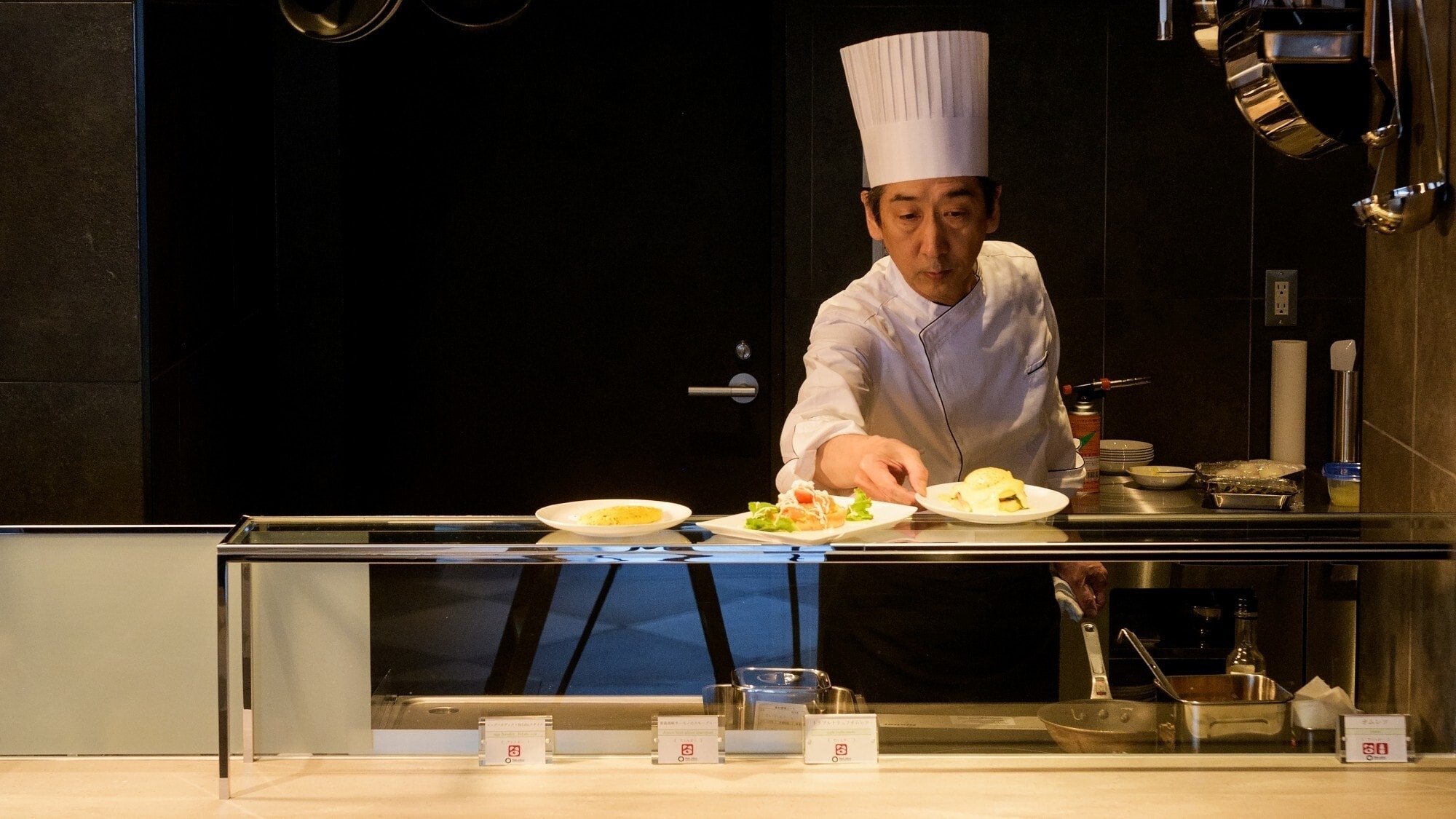 [Ví dụ về bữa ăn] Bếp trực tiếp phục vụ trứng Benedict, trứng ốp la và các món ăn chế biến từ cá hồi Aomori.