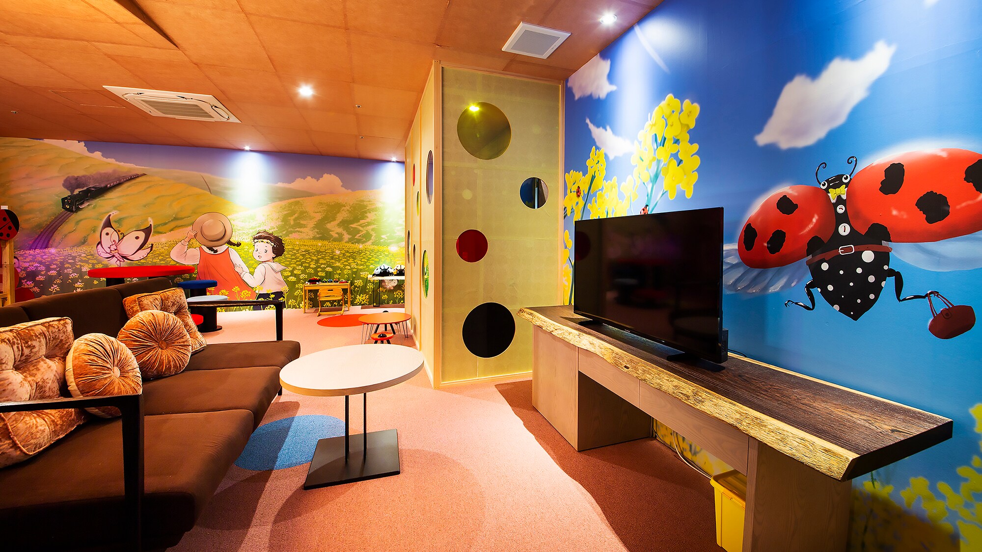 [Grassland Twin] The boldly painted mural can also be seen in the TV space.
