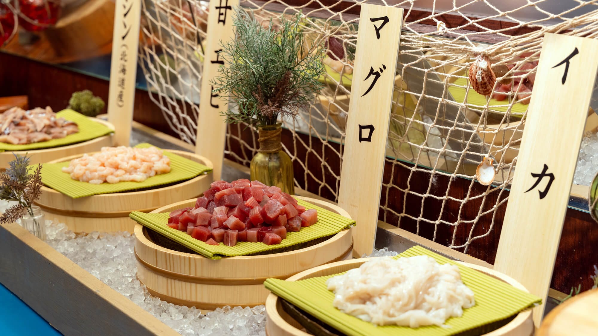 [Buffet Makan Malam] Kami sarankan Anda membuat sendiri nasi mangkuk seafood dengan seafood segar musiman.