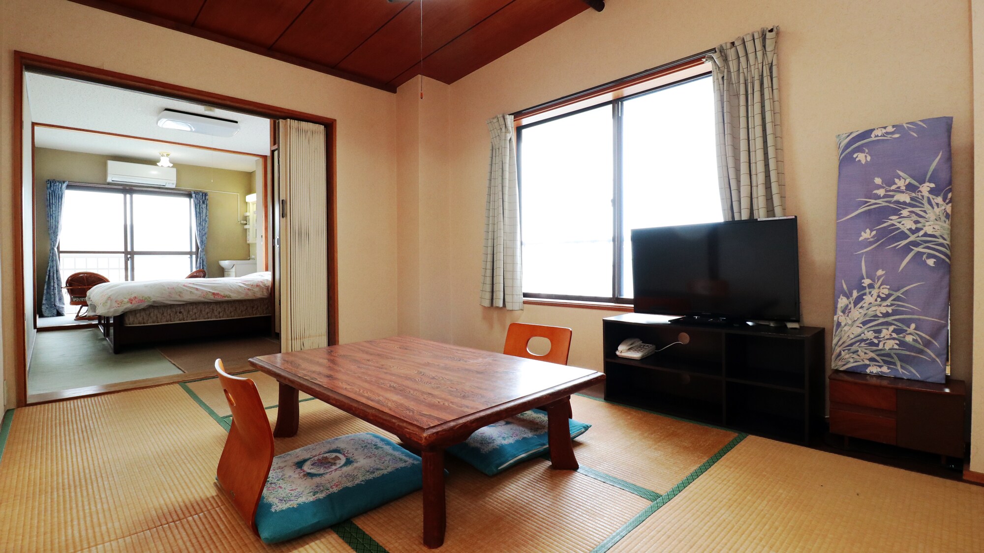 2F Japanese-Western style room with twin beds