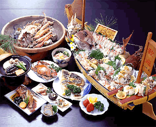 Món cá tươi đánh bắt và đồ gốm Houraku