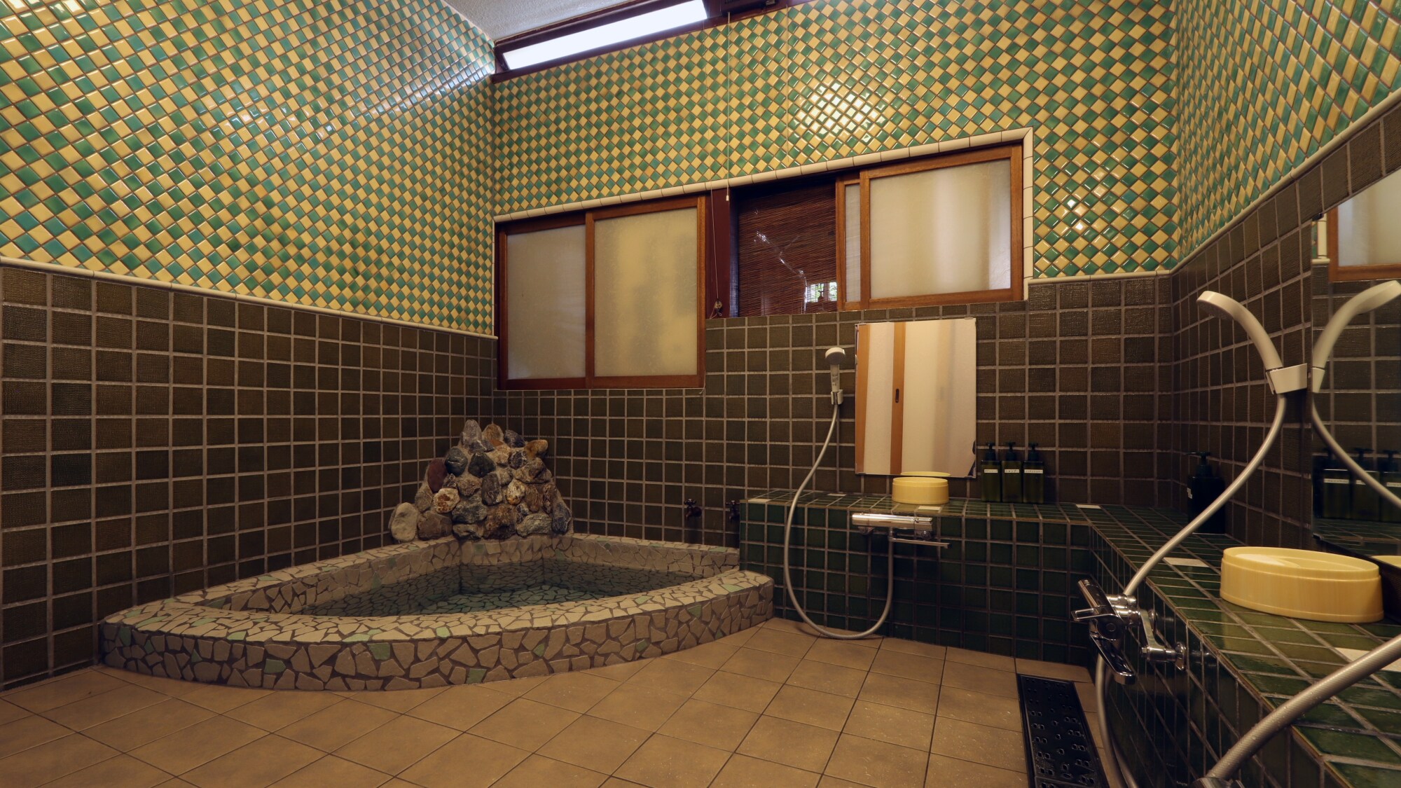 [Tile bath] A private bath with a nostalgic tiled atmosphere