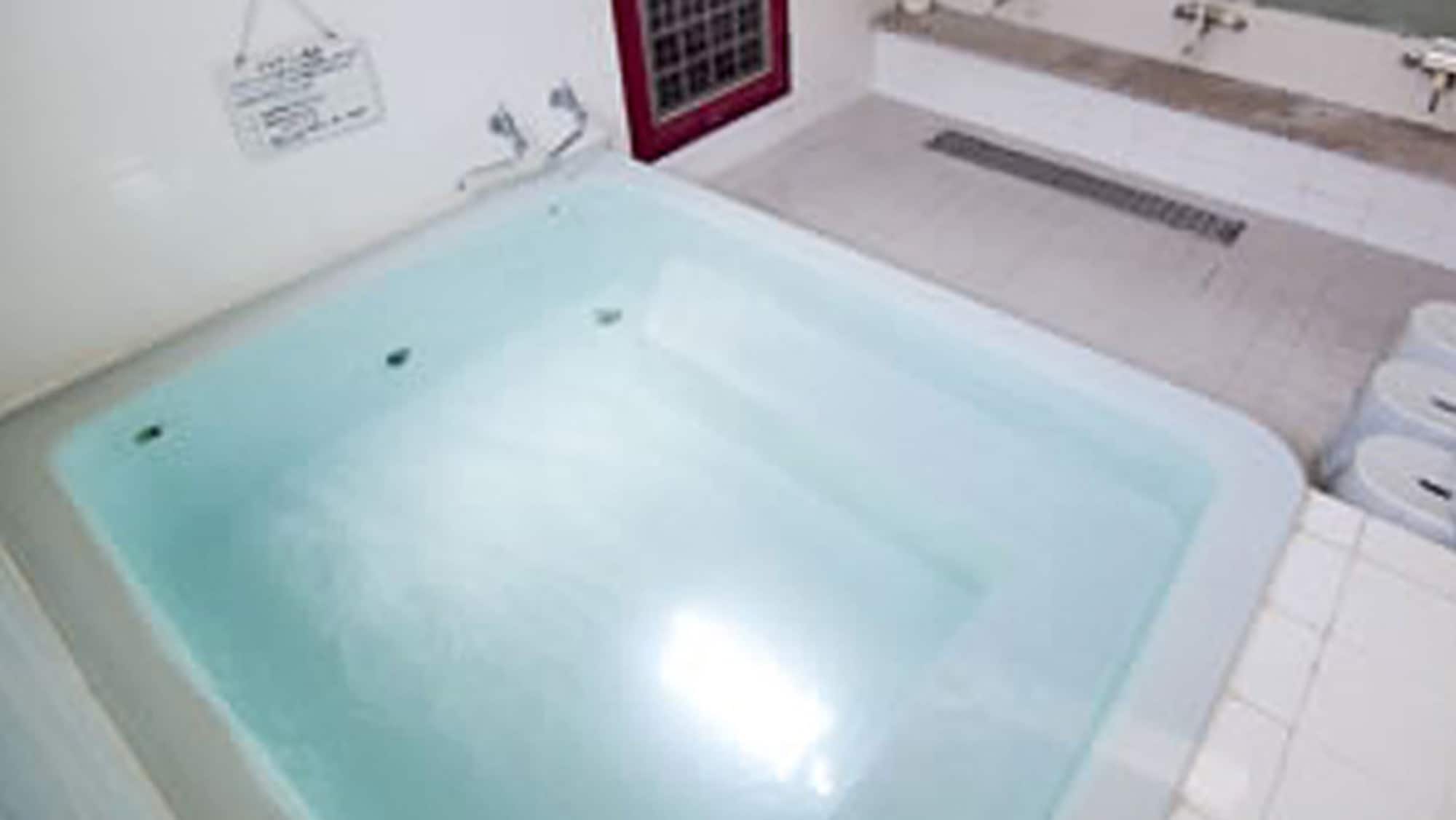 [Bathroom] A tourmaline bath that can be used for 24 hours to make you feel warm from the core of your body.