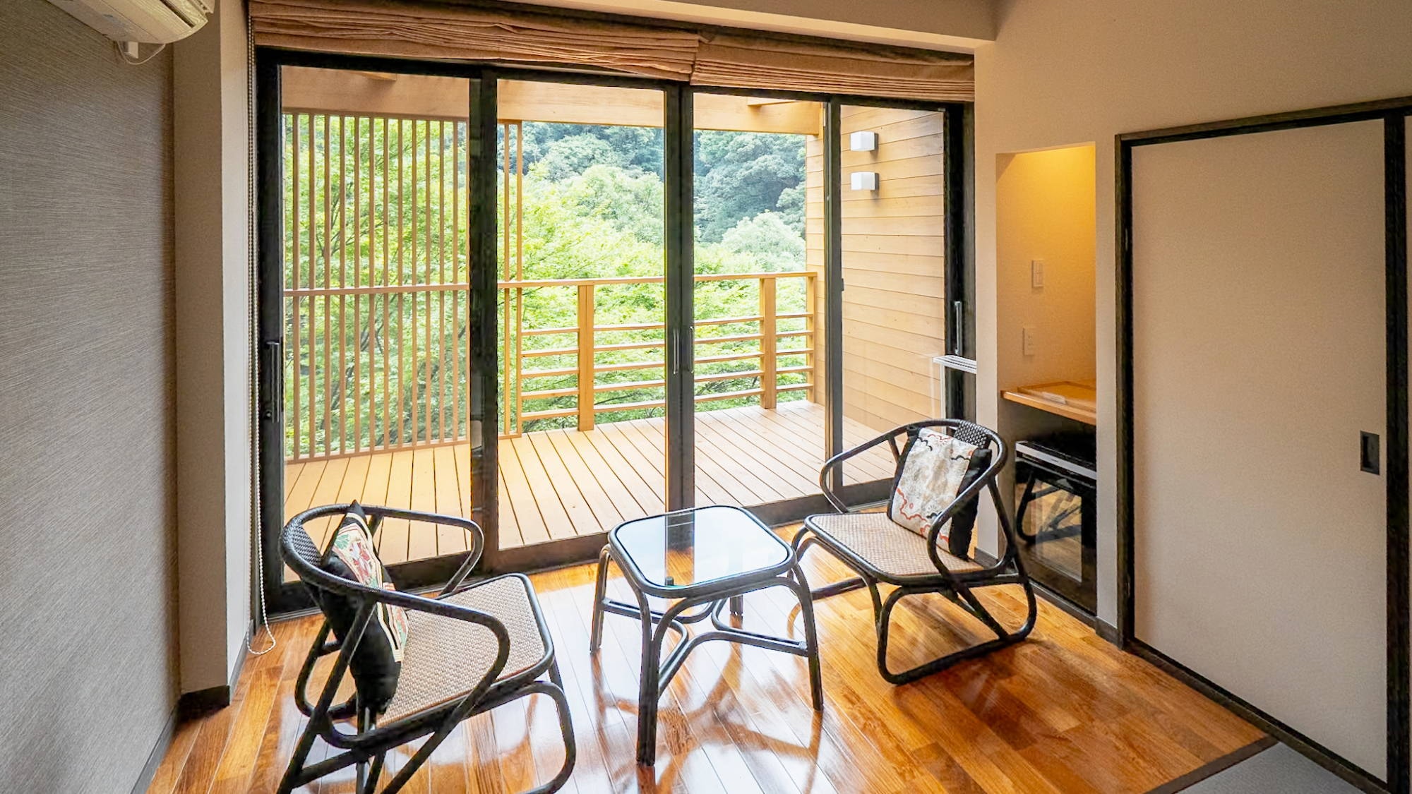 [Example of a 10-tatami mat Japanese-style room (accommodates 3 people)] A Japanese-style room with a small terrace. Relax and stretch out your legs in this tatami room.